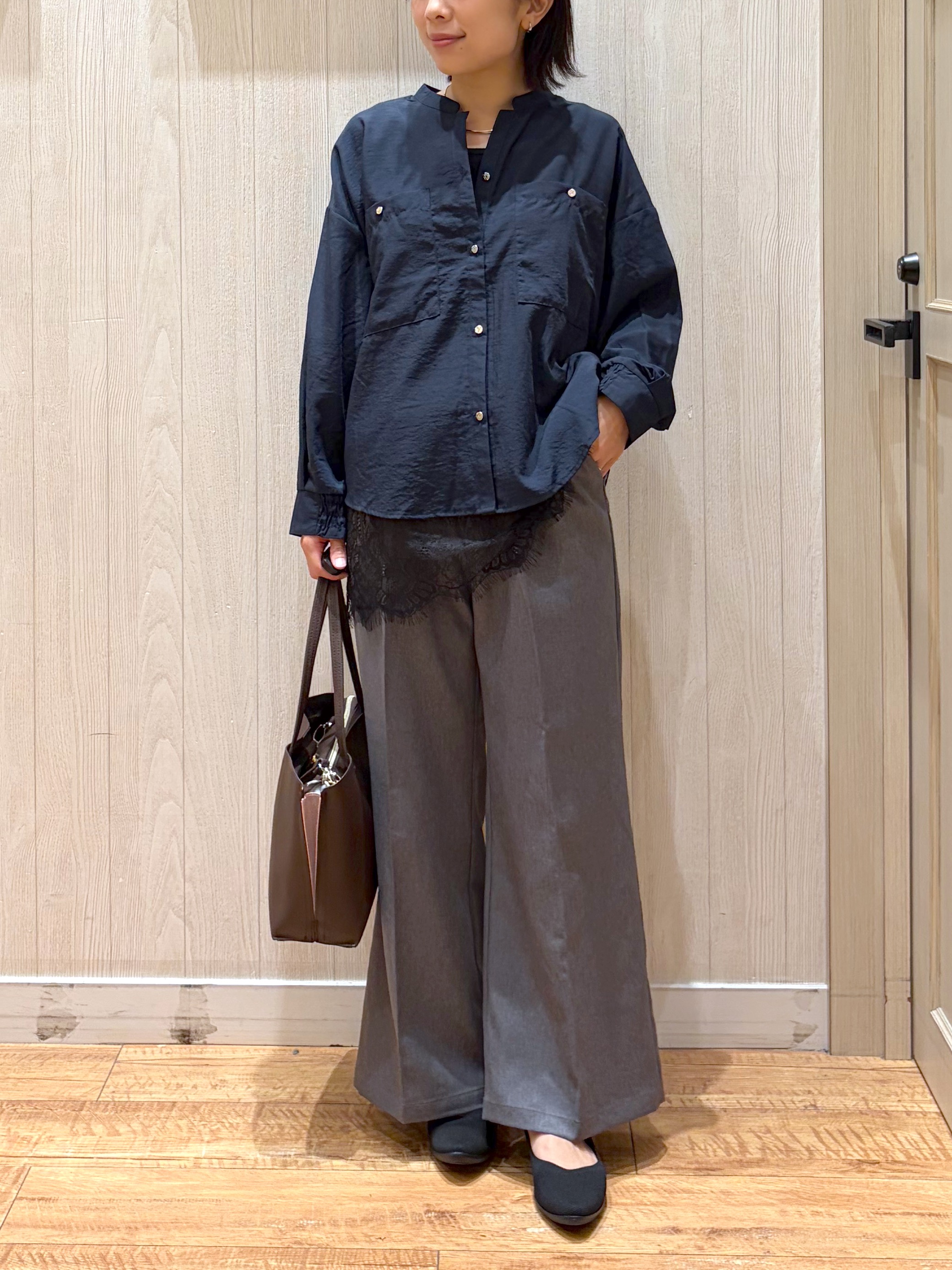 shirayuuuさんの「SHOO･LA･RUE｜【洗濯後しわになりにくい/S-LL】キーネック金ボタンポケットシャツ」を使ったコーディネート