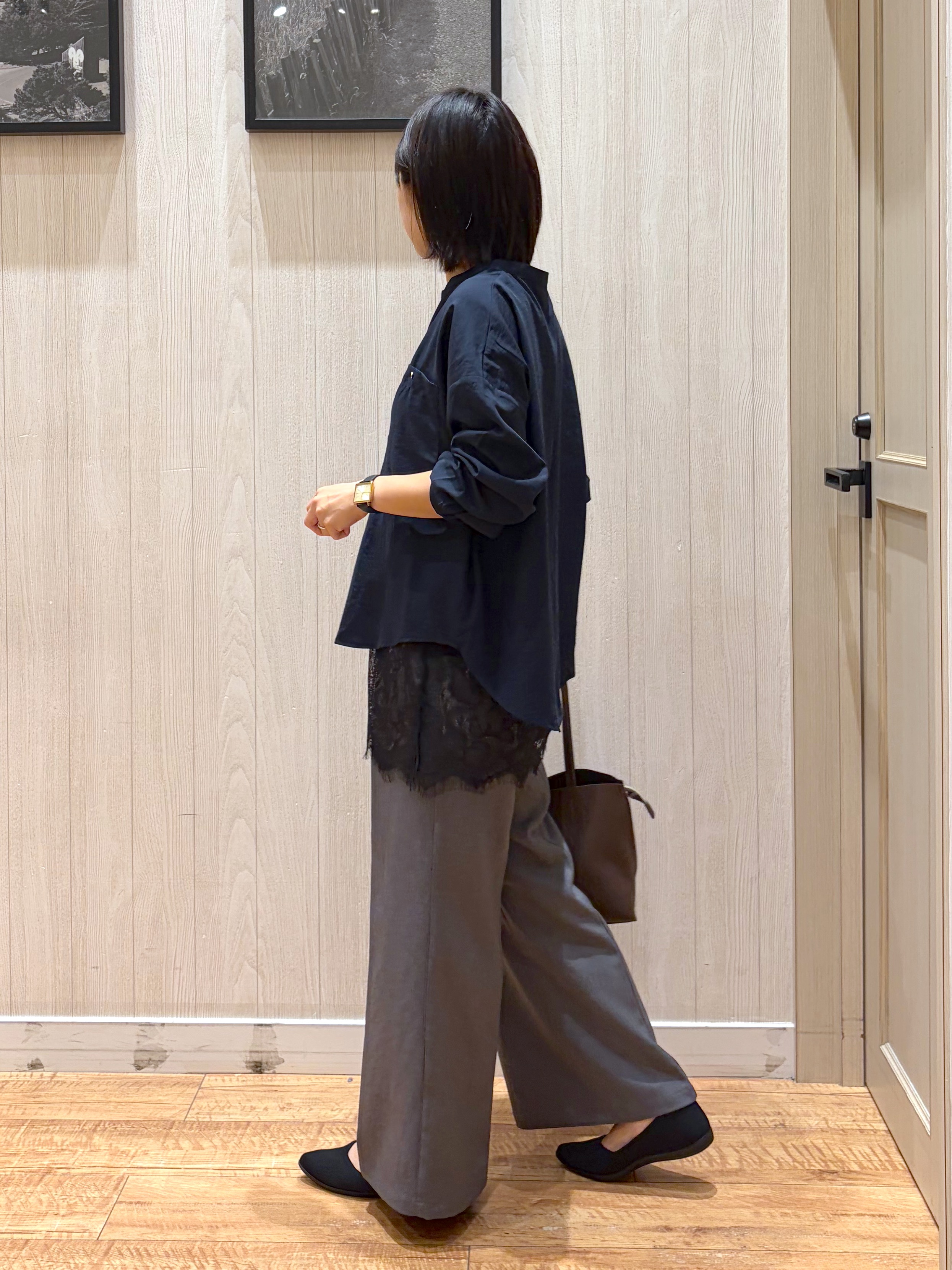 shirayuuuさんの「SHOO･LA･RUE｜【洗濯後しわになりにくい/S-LL】キーネック金ボタンポケットシャツ」を使ったコーディネート