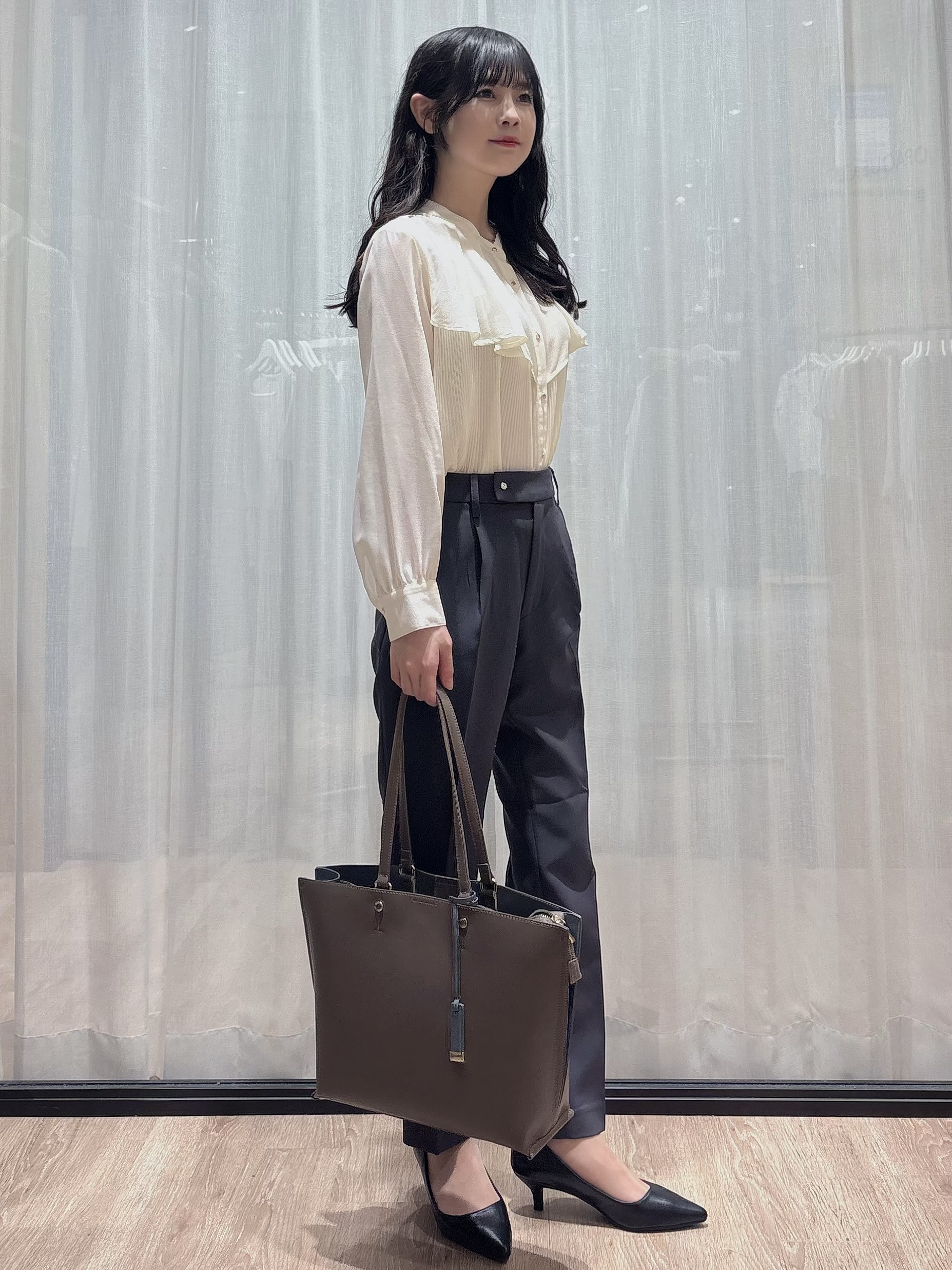 ぞうげさんの「OPAQUE.CLIP｜プリーツレイヤードバンドカラーブラウス【洗濯機OK／イージーアイロン／防シワ】」を使ったコーディネート