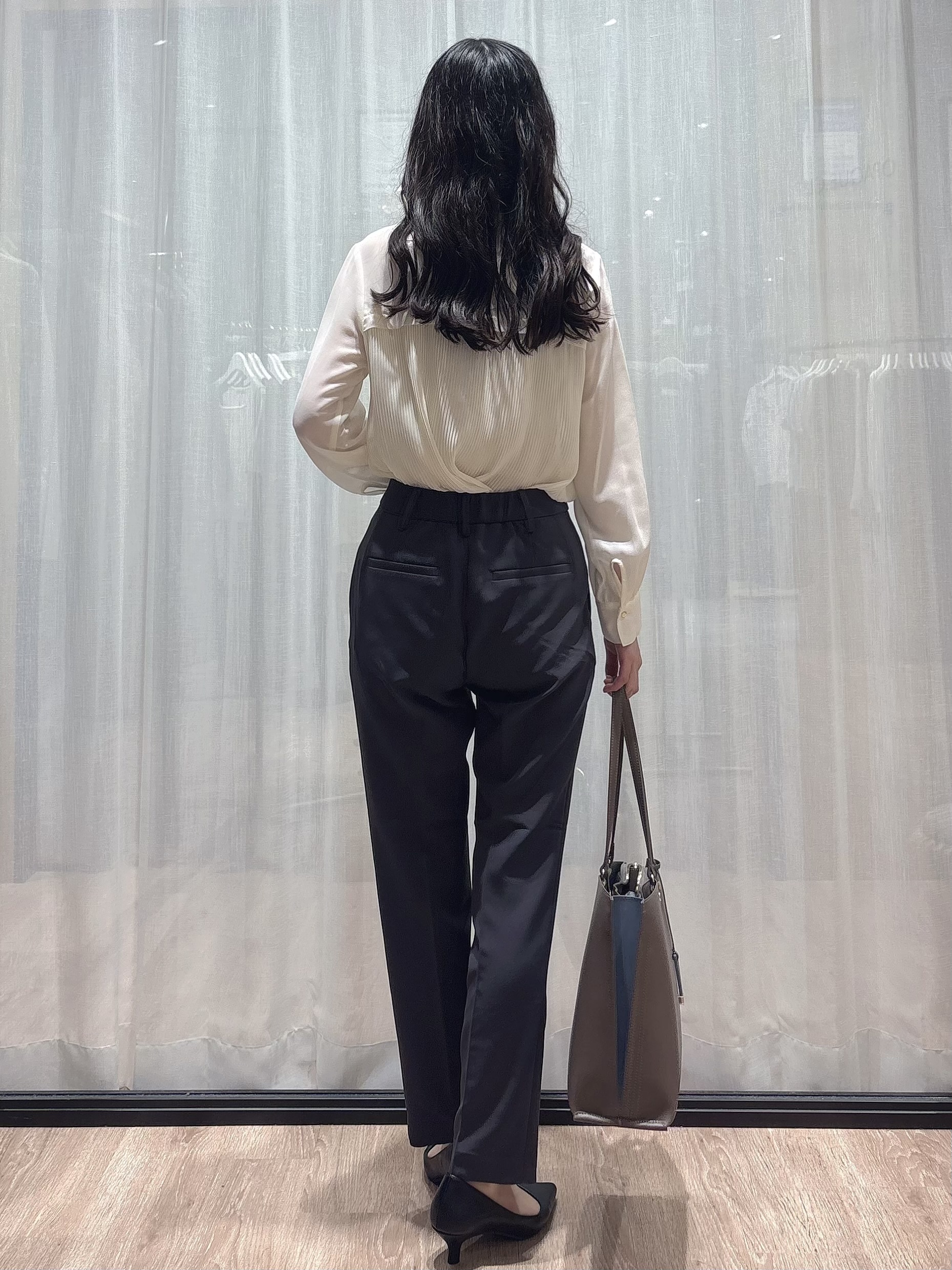 ぞうげさんの「OPAQUE.CLIP｜プリーツレイヤードバンドカラーブラウス【洗濯機OK／イージーアイロン／防シワ】」を使ったコーディネート