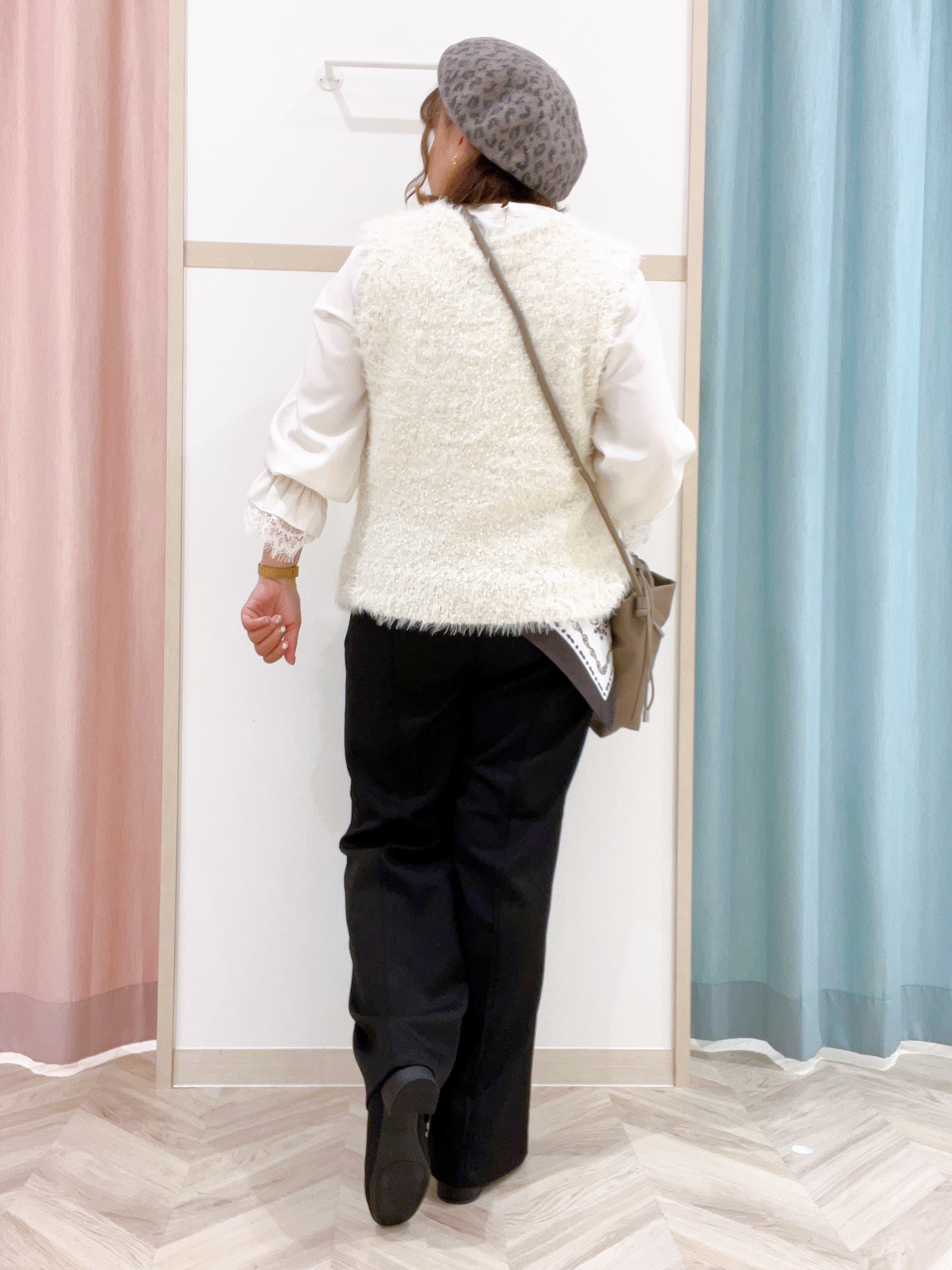 kitaさんの「SHOO･LA･RUE｜【洗濯機可】重ねるだけで華やかに。ポンポンシャギーベスト」を使ったコーディネート