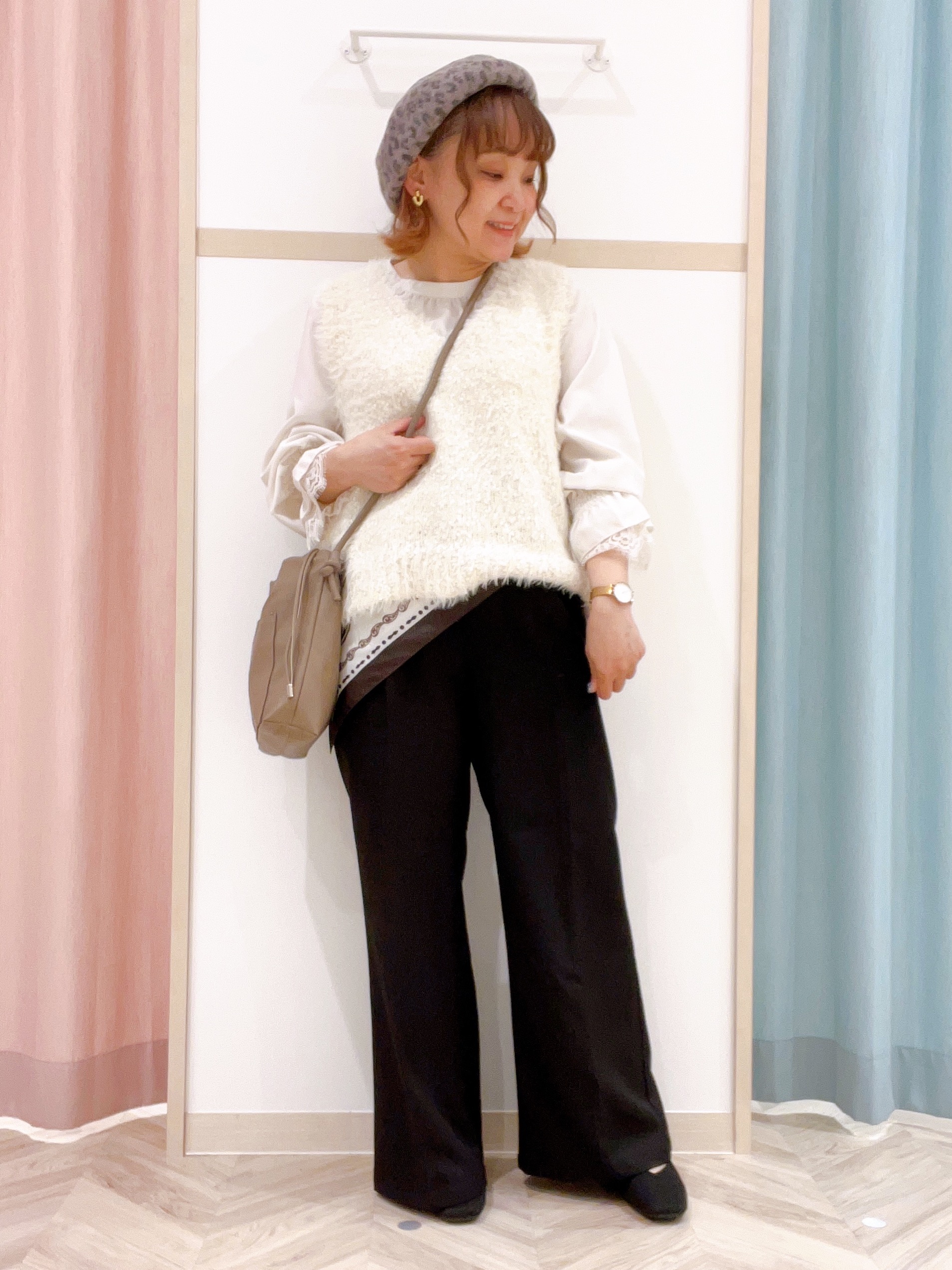 kitaさんの「SHOO･LA･RUE｜【洗濯機可】重ねるだけで華やかに。ポンポンシャギーベスト」を使ったコーディネート