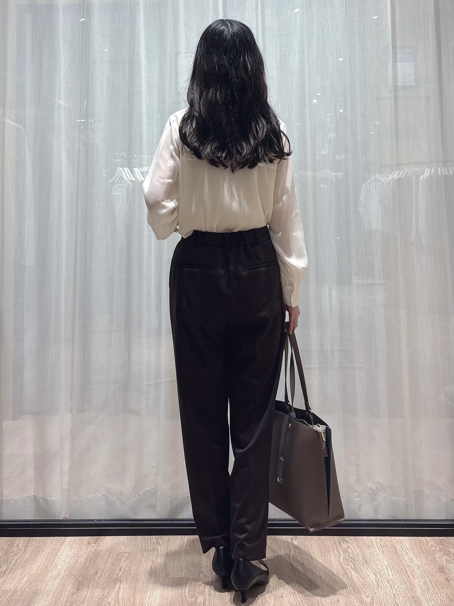 ぞうげさんの「OPAQUE.CLIP｜プリーツレイヤードバンドカラーブラウス【洗濯機OK／イージーアイロン／防シワ】」を使ったコーディネート