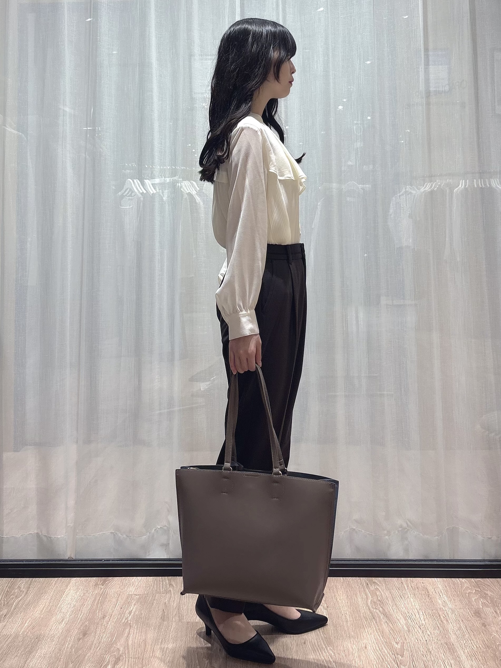 ぞうげさんの「OPAQUE.CLIP｜プリーツレイヤードバンドカラーブラウス【洗濯機OK／イージーアイロン／防シワ】」を使ったコーディネート