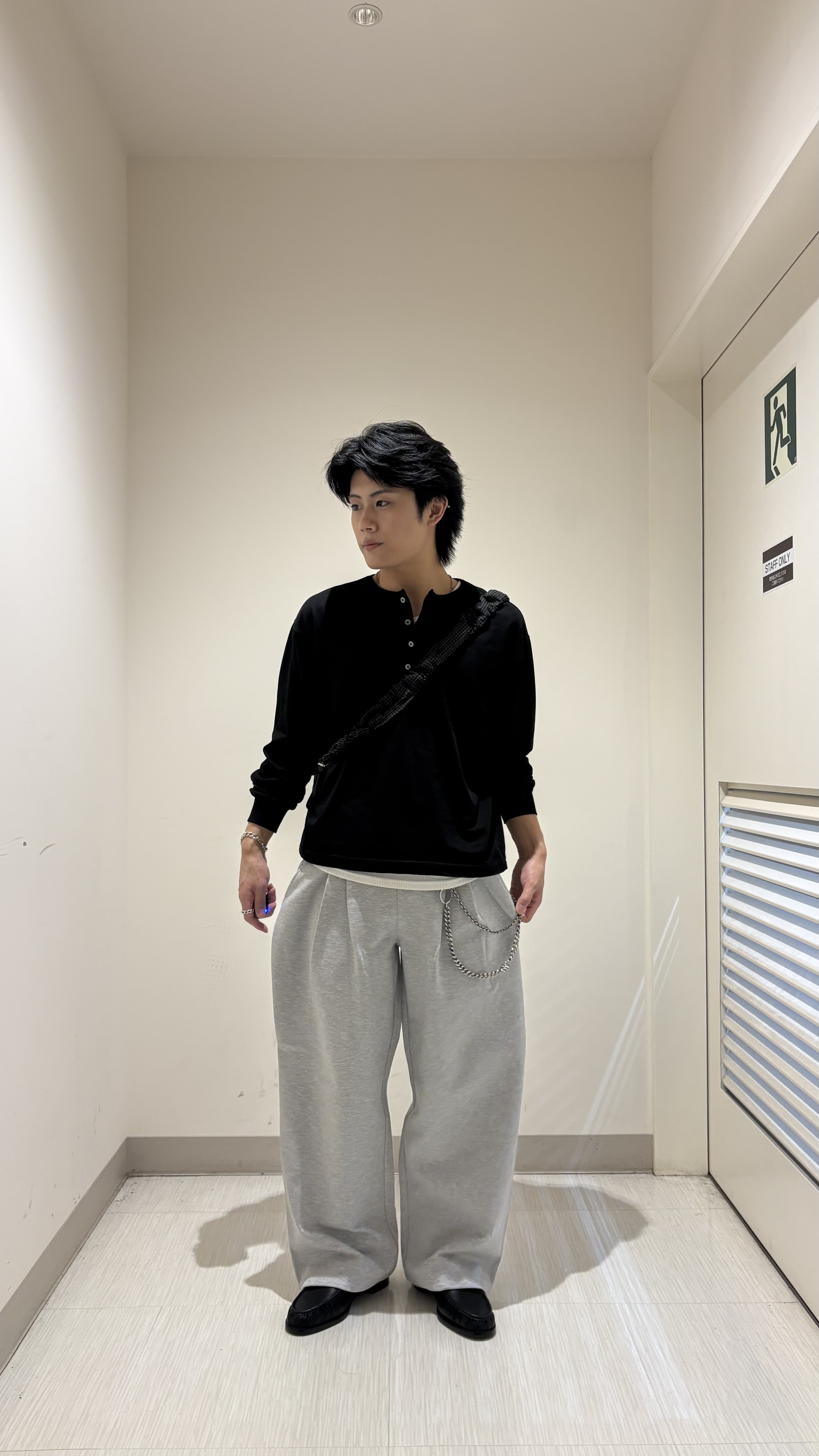 辻一樹さんの「tk.TAKEO KIKUCHI｜ヘンリーネック長袖Tシャツ」を使ったコーディネート