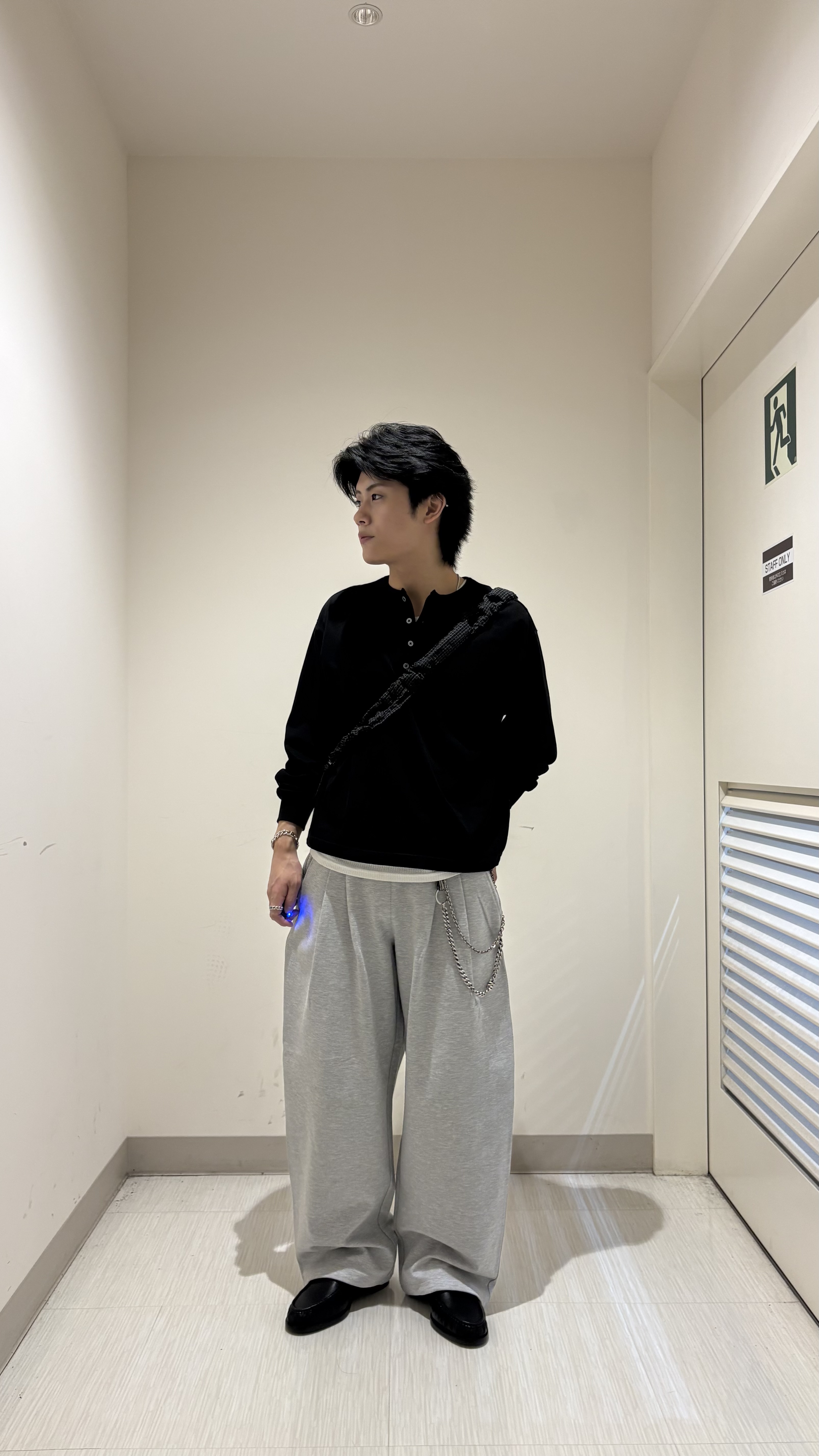 辻一樹さんの「tk.TAKEO KIKUCHI｜ヘンリーネック長袖Tシャツ」を使ったコーディネート