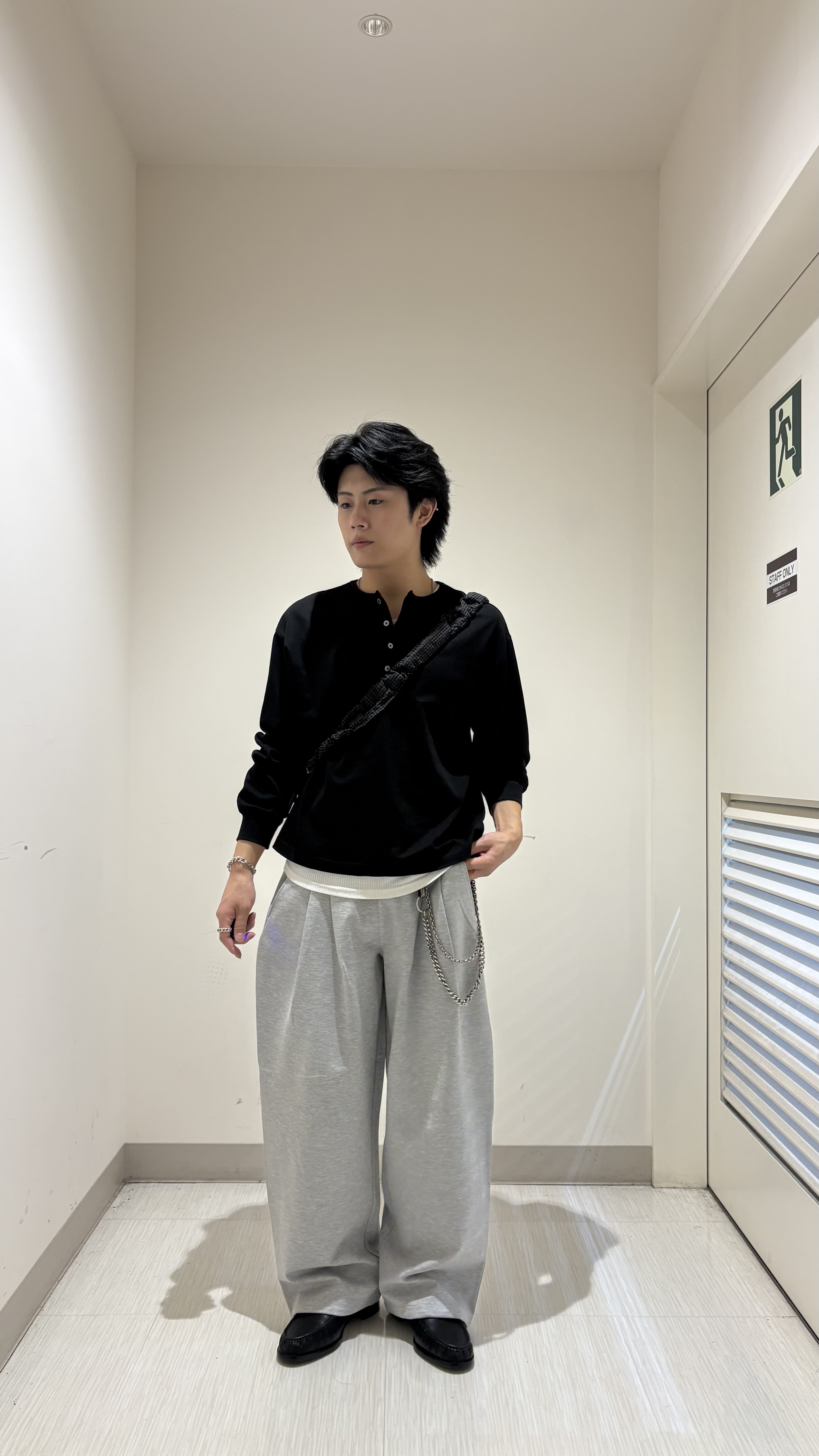 辻一樹さんの「tk.TAKEO KIKUCHI｜ヘンリーネック長袖Tシャツ」を使ったコーディネート