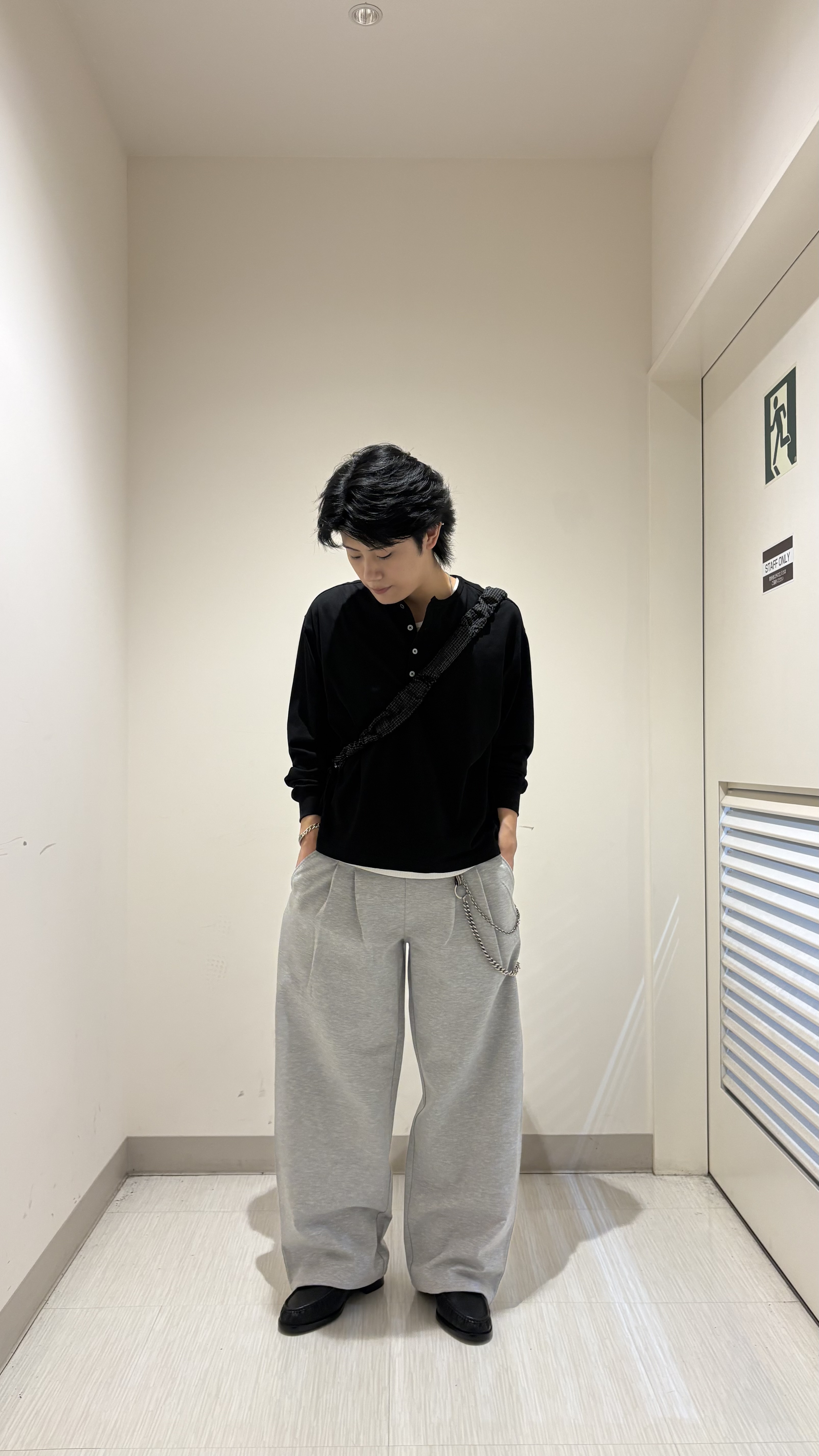 辻一樹さんの「tk.TAKEO KIKUCHI｜ヘンリーネック長袖Tシャツ」を使ったコーディネート