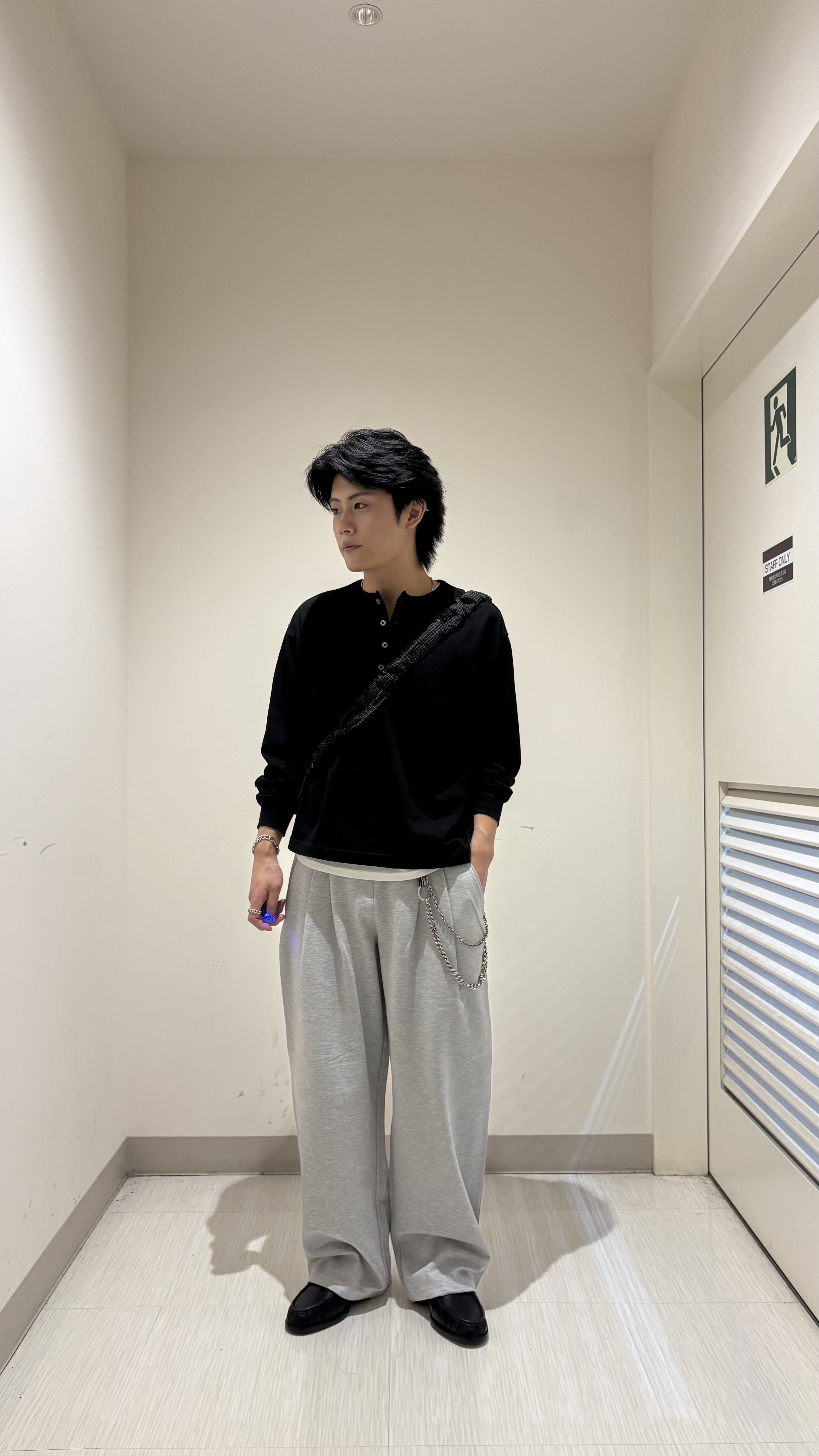 辻一樹さんの「tk.TAKEO KIKUCHI｜ヘンリーネック長袖Tシャツ」を使ったコーディネート
