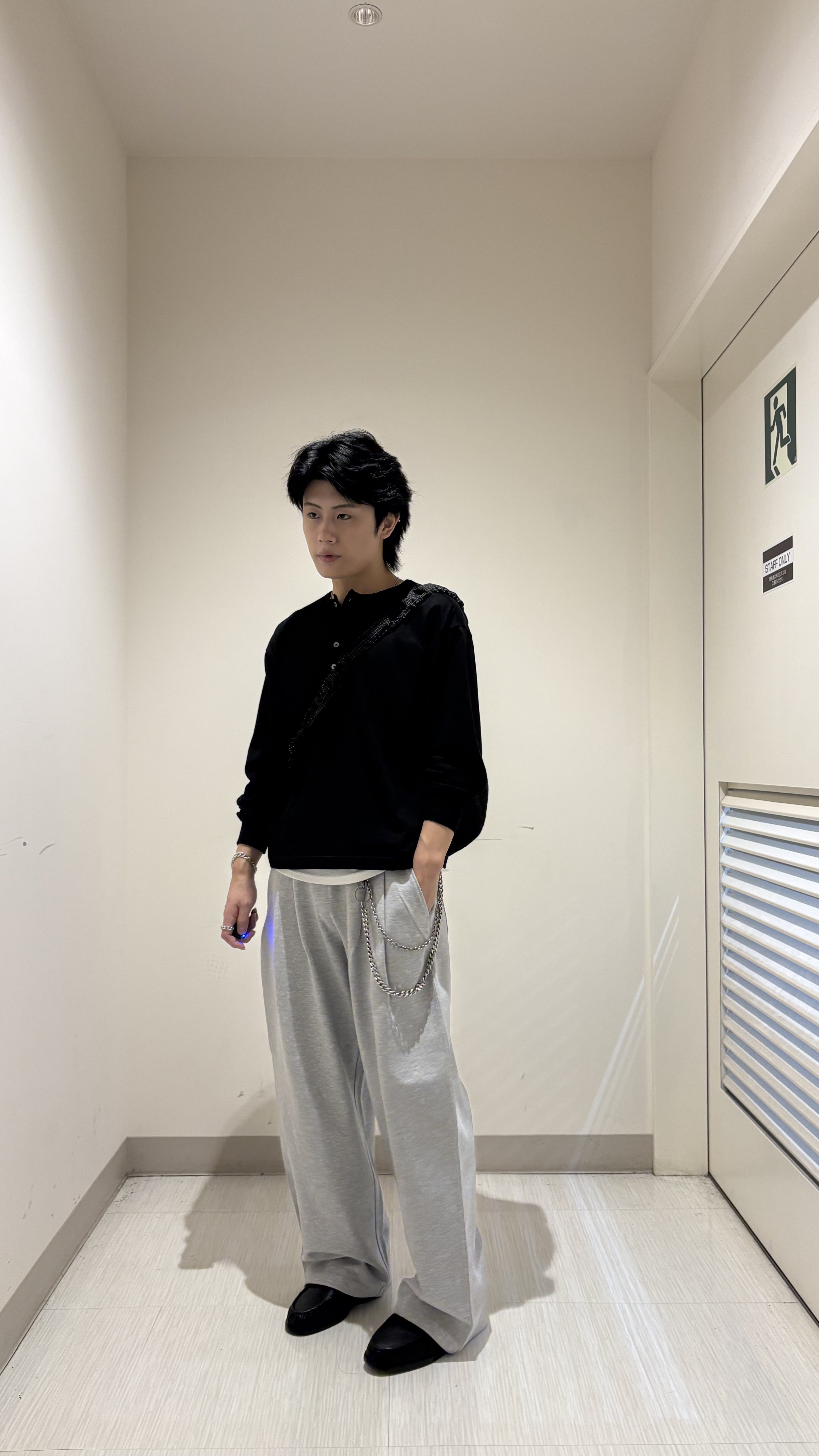辻一樹さんの「tk.TAKEO KIKUCHI｜ヘンリーネック長袖Tシャツ」を使ったコーディネート