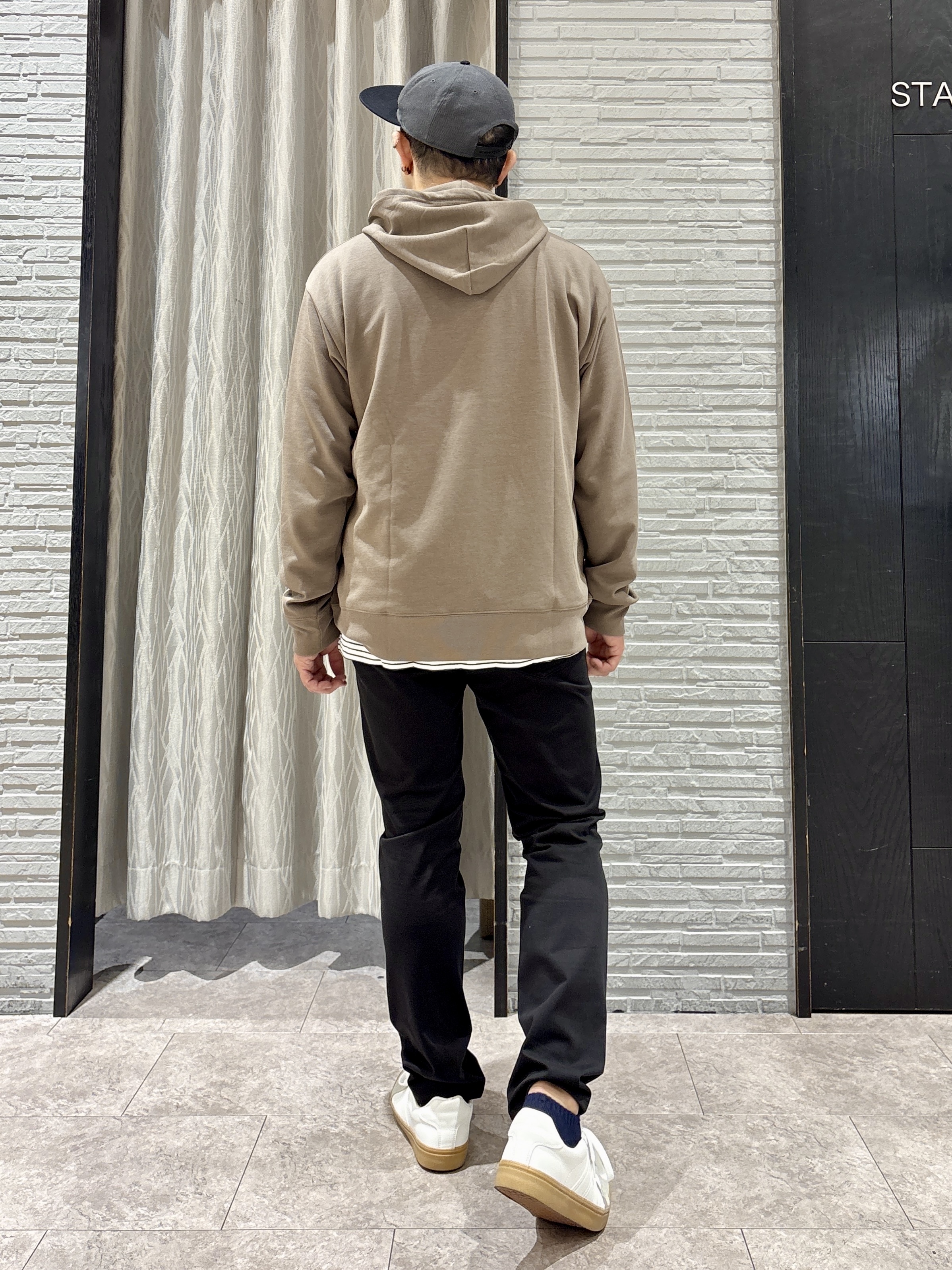 Pーyamaさんの「THE SHOP TK｜【洗濯機OK／ユニセックス】ダンボール ロゴパーカ」を使ったコーディネート