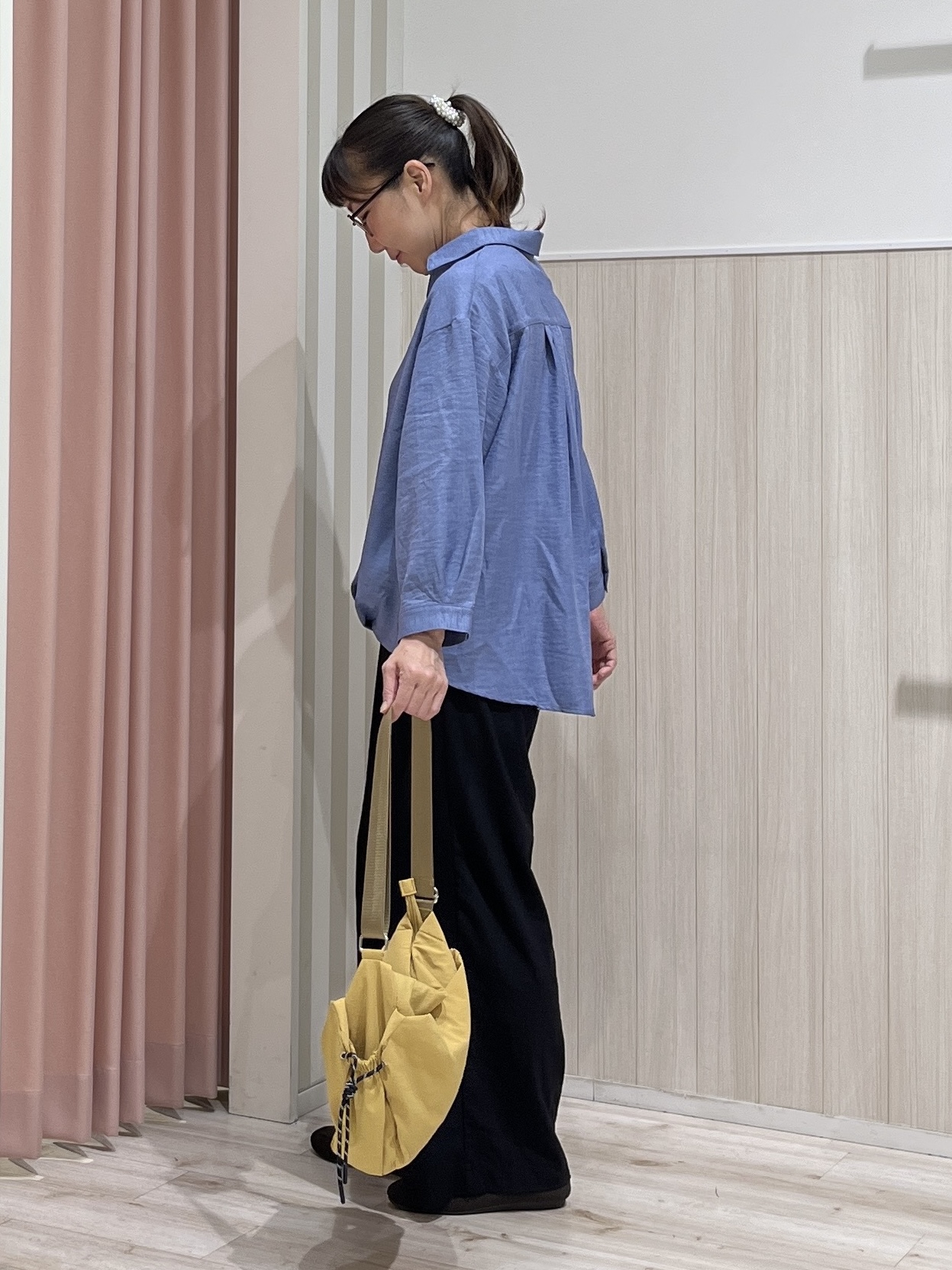まつみさんの「SHOO･LA･RUE｜【洗濯後しわになりにくい/インしてる風】1枚で着映える裾タックシャツ」を使ったコーディネート