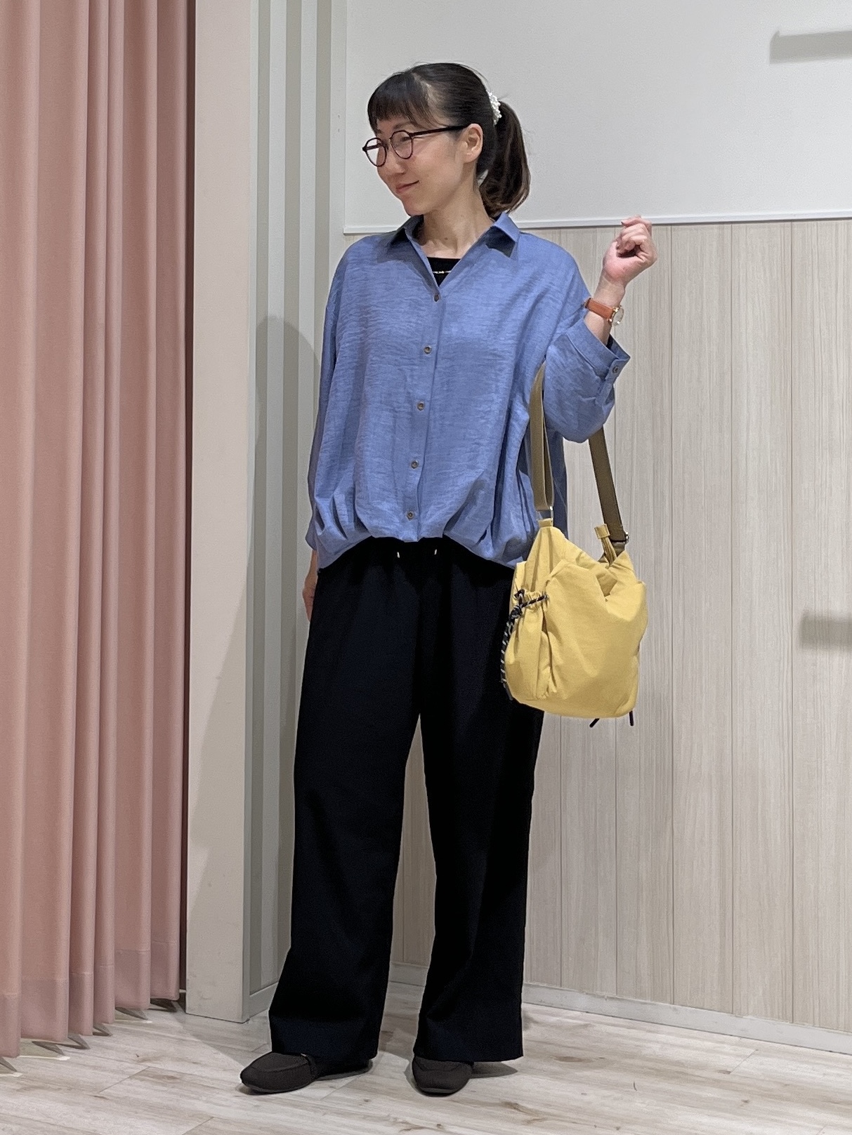 まつみさんの「SHOO･LA･RUE｜【洗濯後しわになりにくい/インしてる風】1枚で着映える裾タックシャツ」を使ったコーディネート