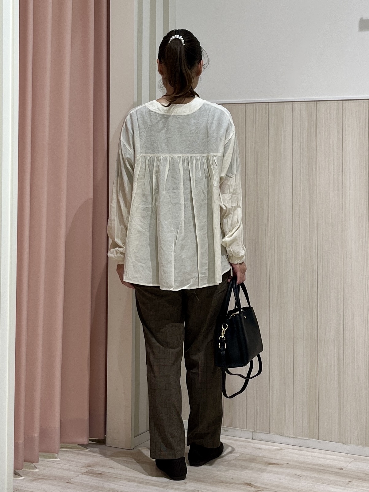 まつみさんの「SHOO･LA･RUE｜【S-LL/洗濯機可】着痩せシルエット シャーリングシャツカーディガン」を使ったコーディネート
