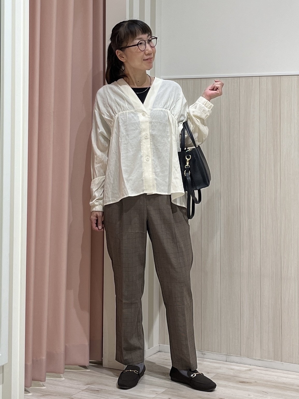 まつみさんの「SHOO･LA･RUE｜【S-LL/洗濯機可】着痩せシルエット シャーリングシャツカーディガン」を使ったコーディネート
