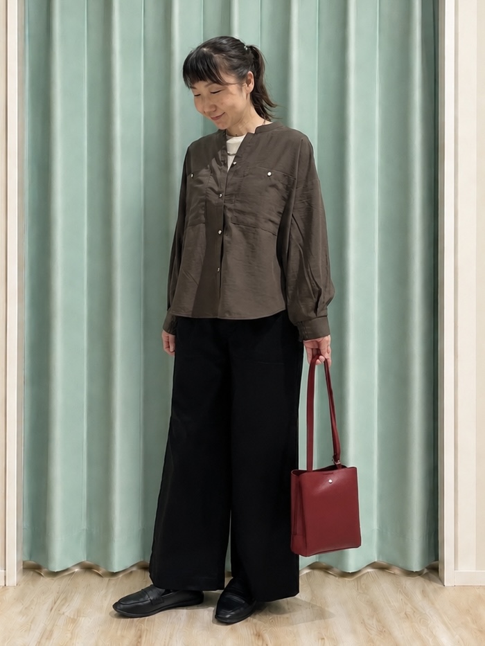 まつみさんの「SHOO･LA･RUE｜【洗濯後しわになりにくい/S-LL】こなれ見え ゆるっと キーネック金ボタンポケットシャツ」を使ったコーディネート