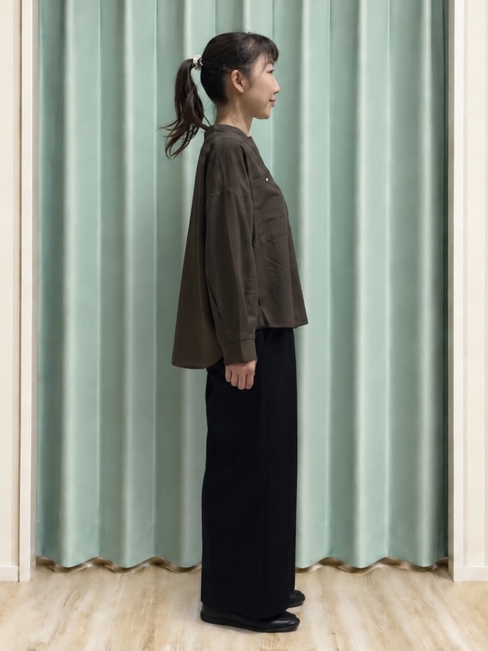 まつみさんの「SHOO･LA･RUE｜【洗濯後しわになりにくい/S-LL】こなれ見え ゆるっと キーネック金ボタンポケットシャツ」を使ったコーディネート