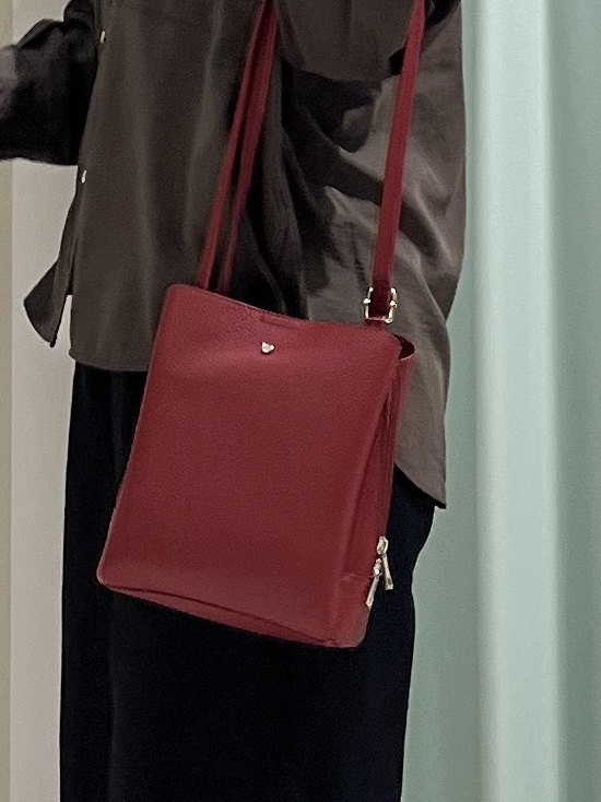 まつみさんの「SHOO･LA･RUE｜【洗濯後しわになりにくい/S-LL】こなれ見え ゆるっと キーネック金ボタンポケットシャツ」を使ったコーディネート