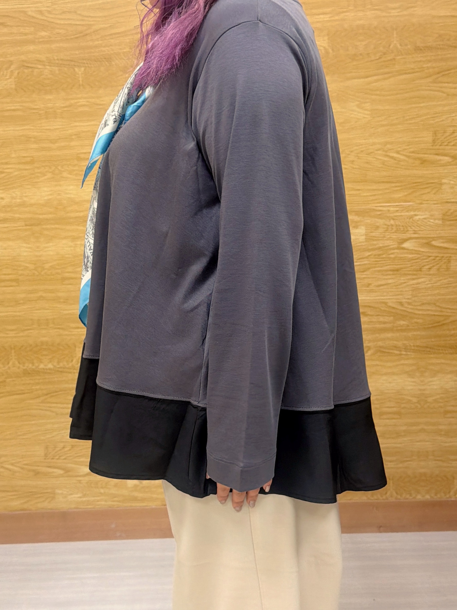 ぁむさんの「SHOO･LA･RUE｜【S-LL/体型カバー】すっぽり隠れる 裾切り替えAライン長袖ゆるトップス」を使ったコーディネート