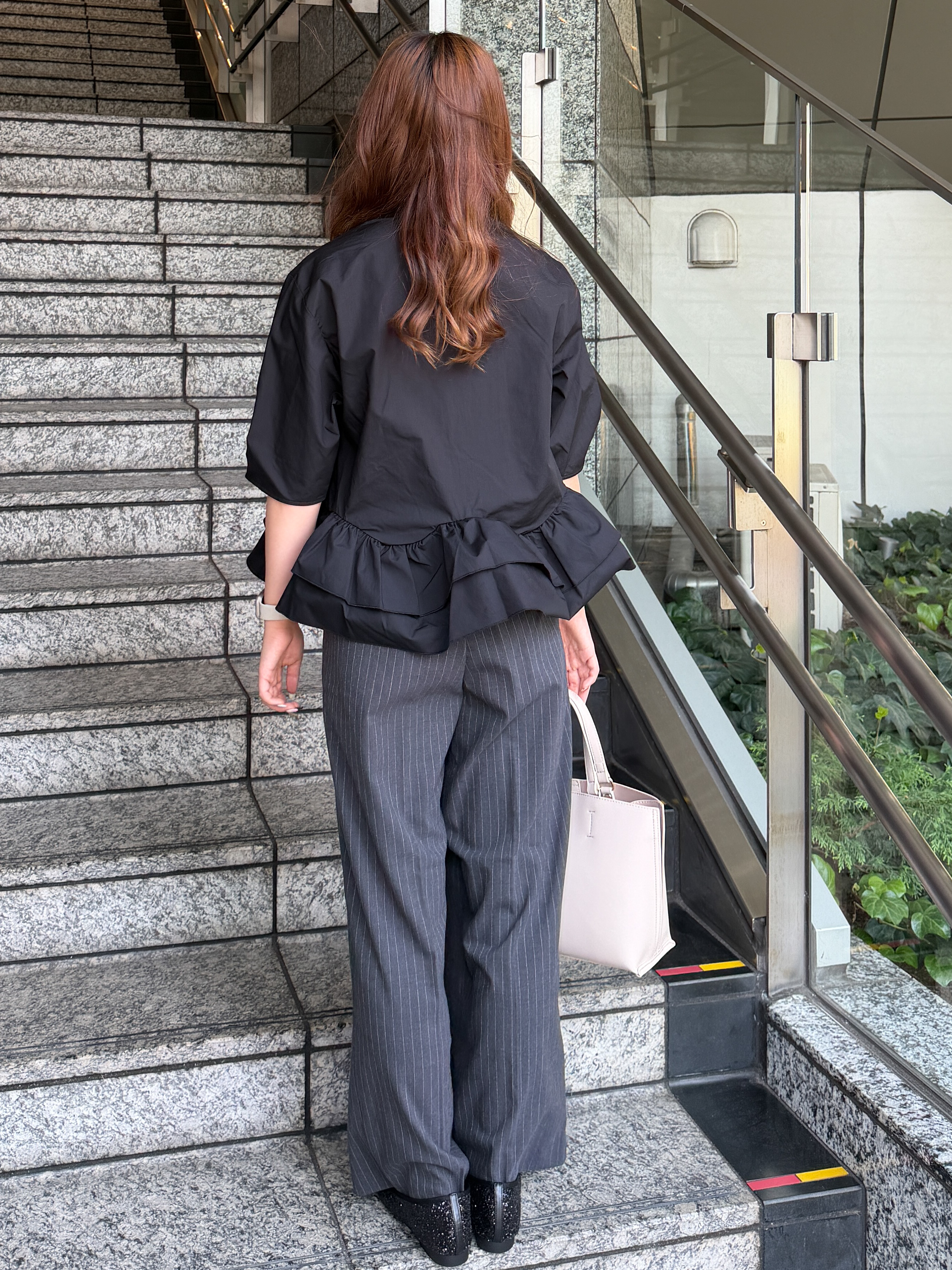 HANNAさんの「OPAQUE.CLIP｜【森絵梨佳さん着用】裾ラッフルデザインブラウス《洗濯機OK》」を使ったコーディネート