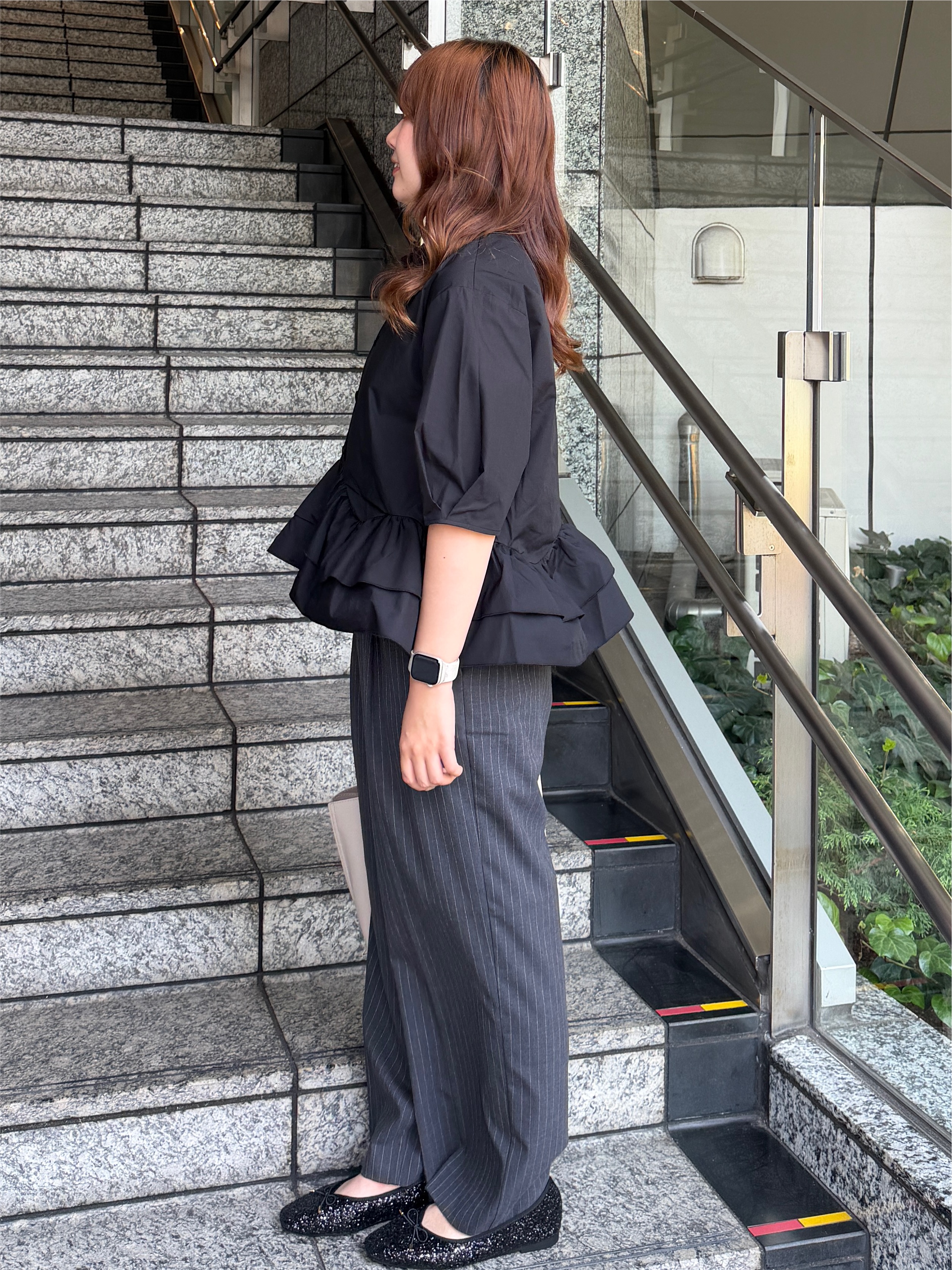 HANNAさんの「OPAQUE.CLIP｜【森絵梨佳さん着用】裾ラッフルデザインブラウス《洗濯機OK》」を使ったコーディネート