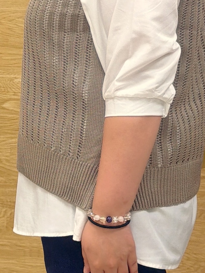 ぁむさんの「SHOO･LA･RUE｜【2点セット/洗濯機可/S-LL】時短でコーデ決まる 透かし編みニットベスト＋5分袖シャツ」を使ったコーディネート