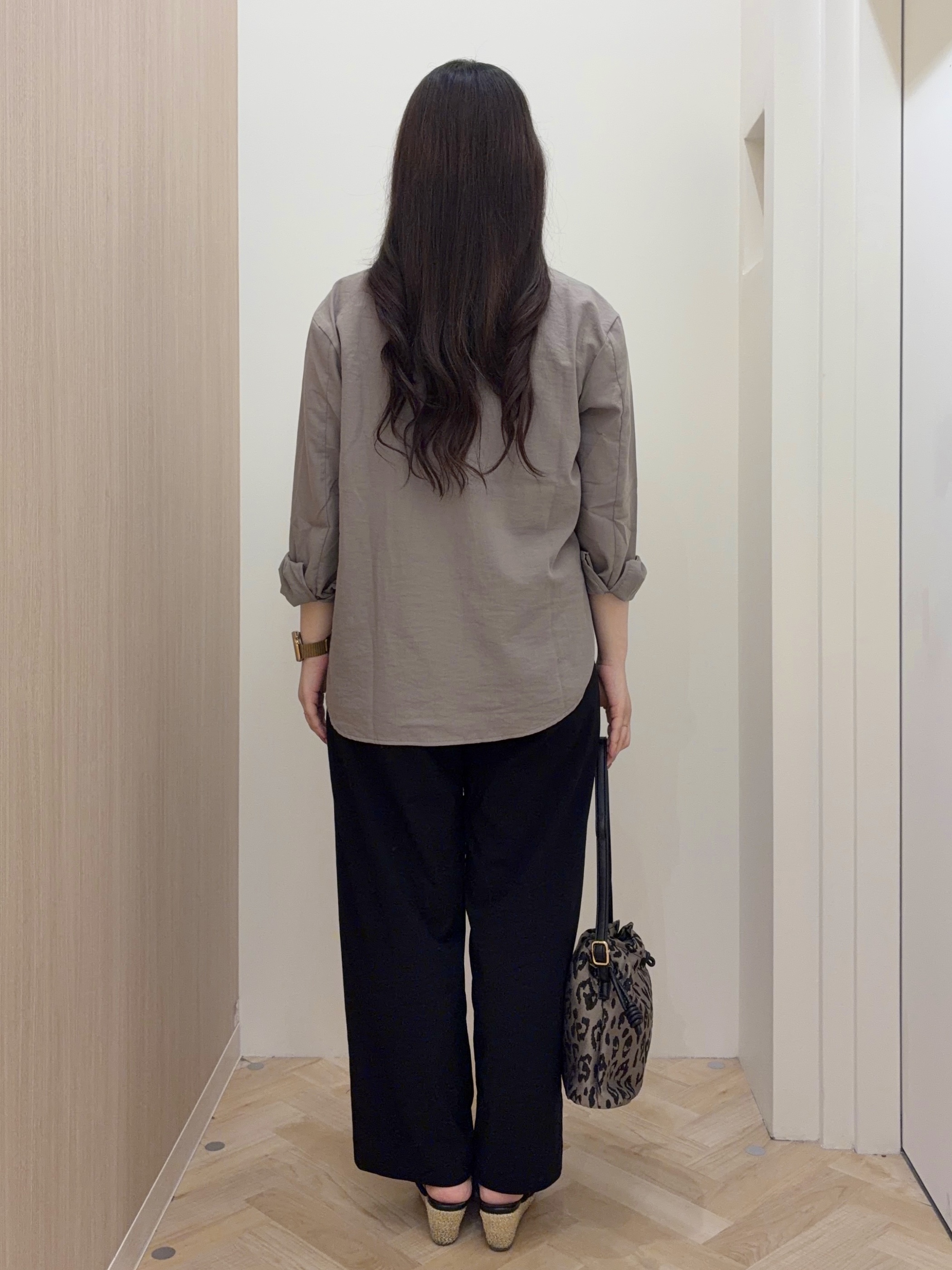 minamiさんの「grove｜顔周りをすっきり見せる バンドカラースキッパーシャツ」を使ったコーディネート