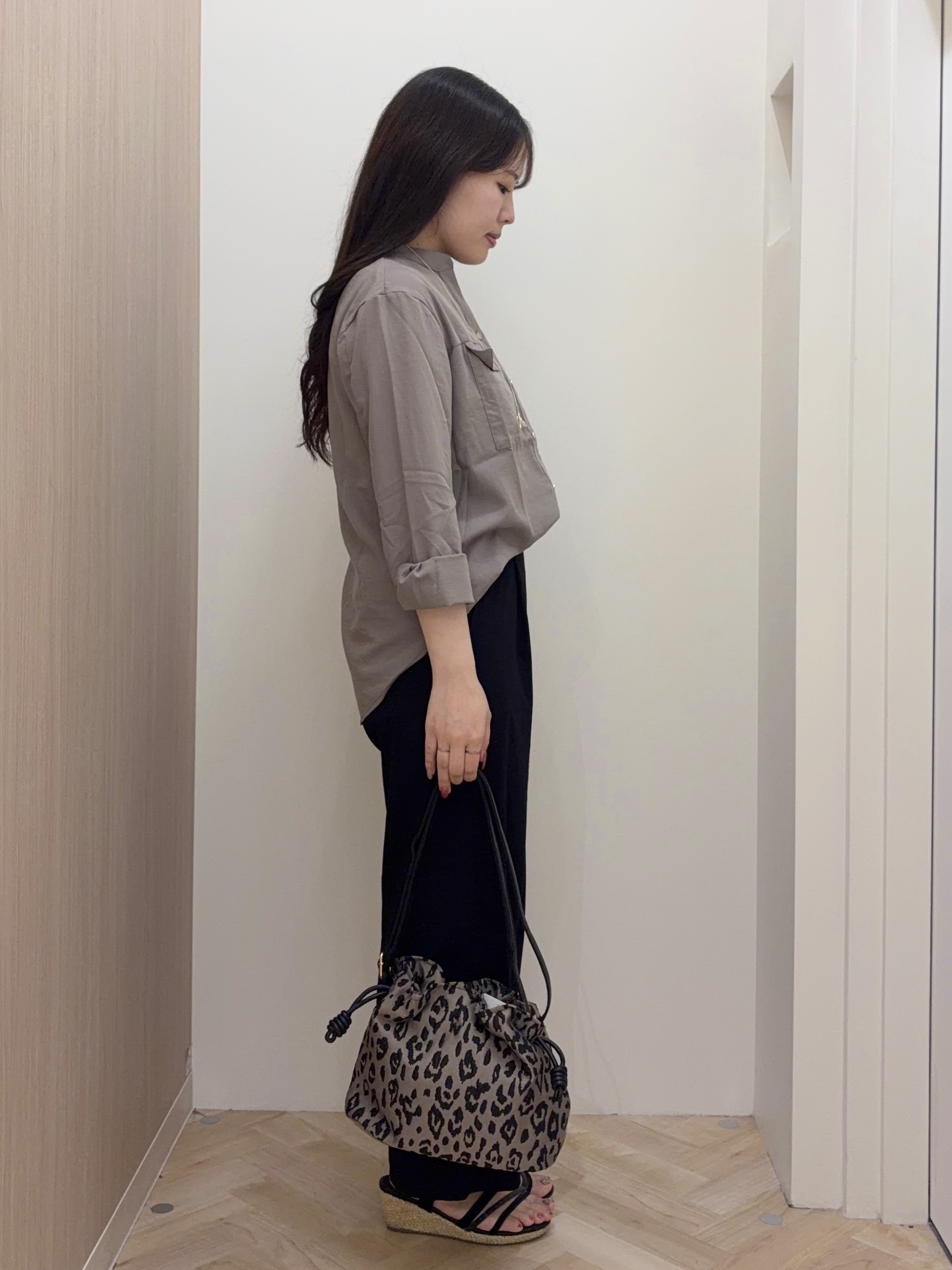 minamiさんの「grove｜顔周りをすっきり見せる バンドカラースキッパーシャツ」を使ったコーディネート