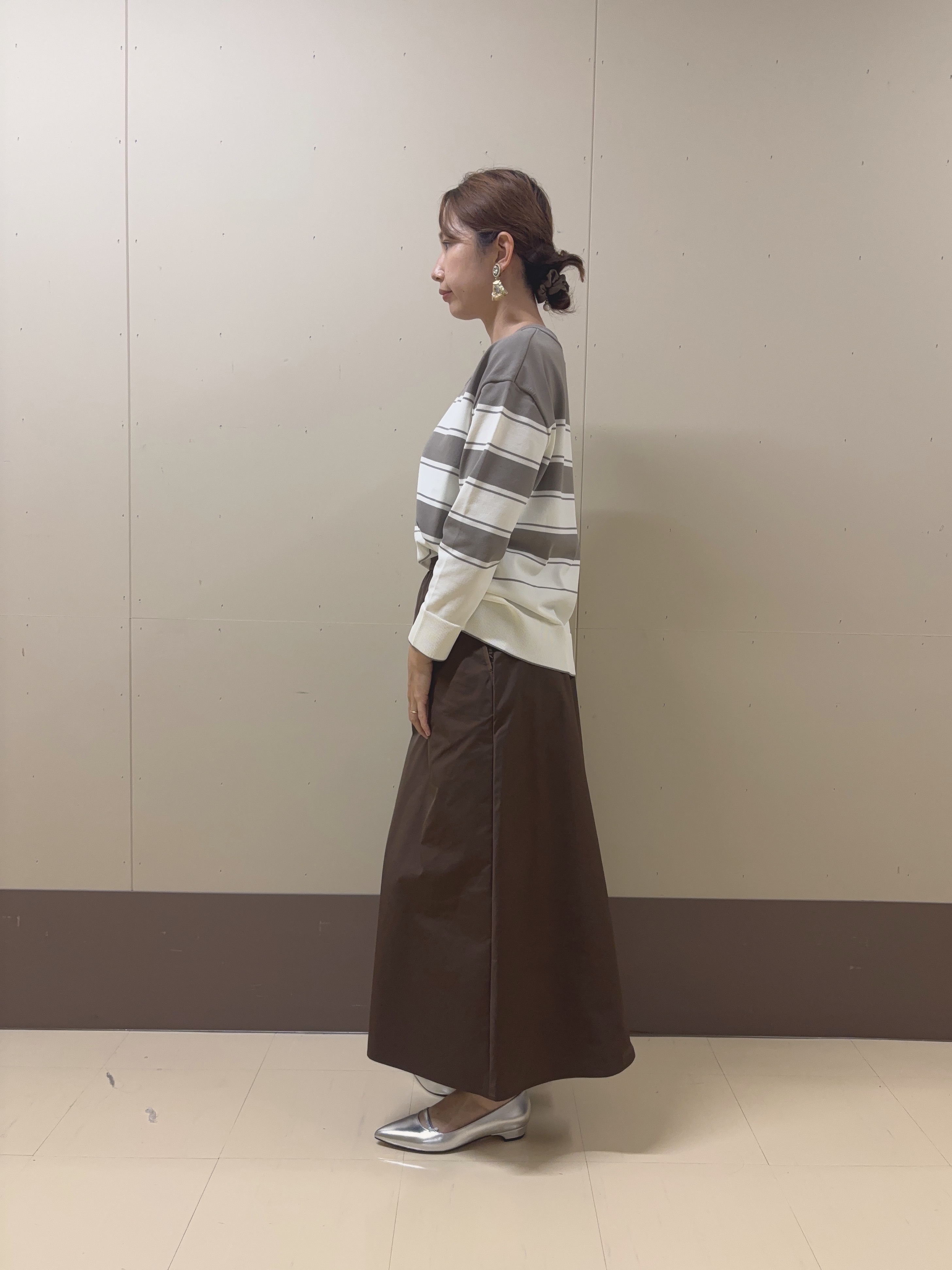 yuriさんの「UNTITLED｜【顔周りすっきり/体型カバー】ドライタッチVネックニットプルオーバー」を使ったコーディネート
