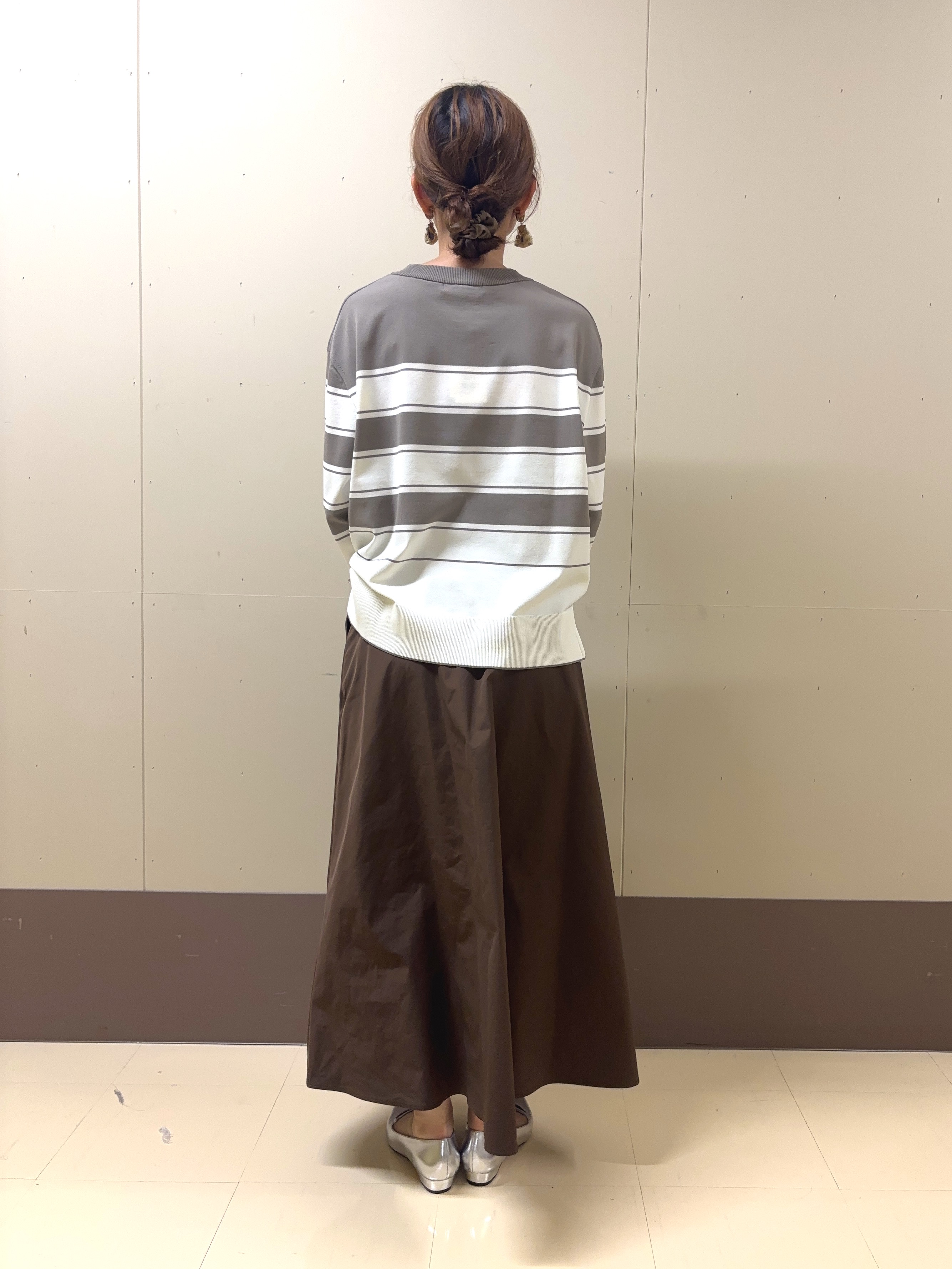 yuriさんの「UNTITLED｜【顔周りすっきり/体型カバー】ドライタッチVネックニットプルオーバー」を使ったコーディネート