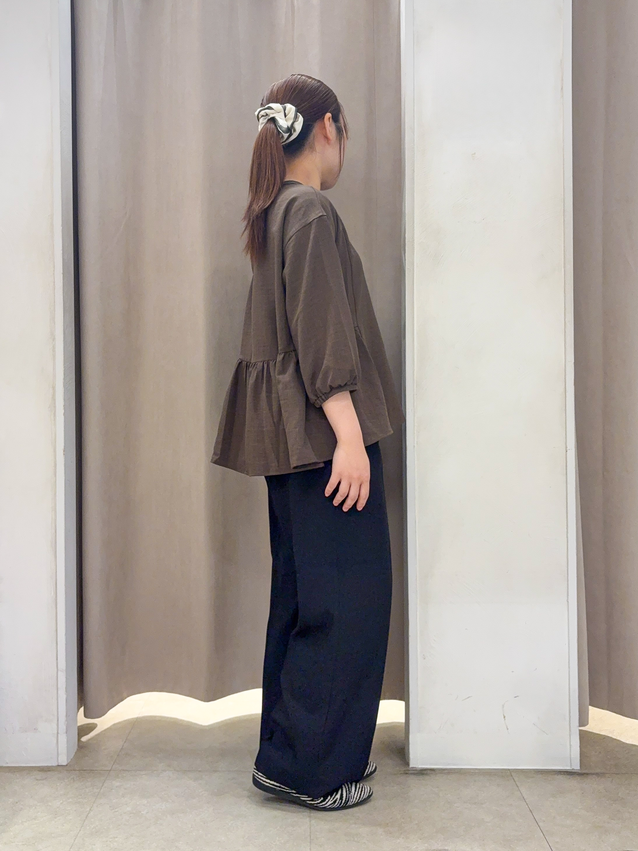 SO(R)Aさんの「SHOO･LA･RUE｜【S-LL/洗濯機可/体型カバー】サイドギャザーで後ろも魅せる 7分袖ペプラムブラウス」を使ったコーディネート