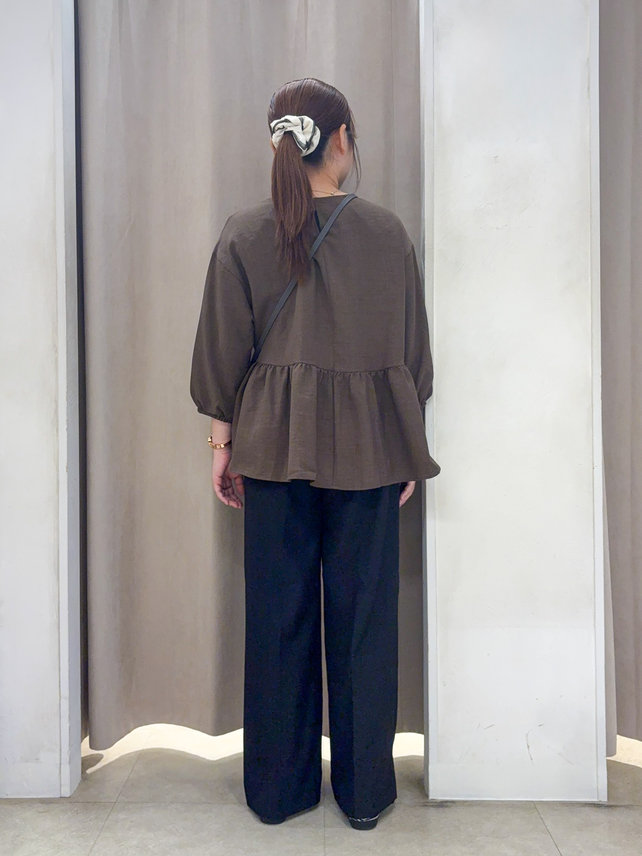SO(R)Aさんの「SHOO･LA･RUE｜【S-LL/洗濯機可/体型カバー】サイドギャザーで後ろも魅せる 7分袖ペプラムブラウス」を使ったコーディネート