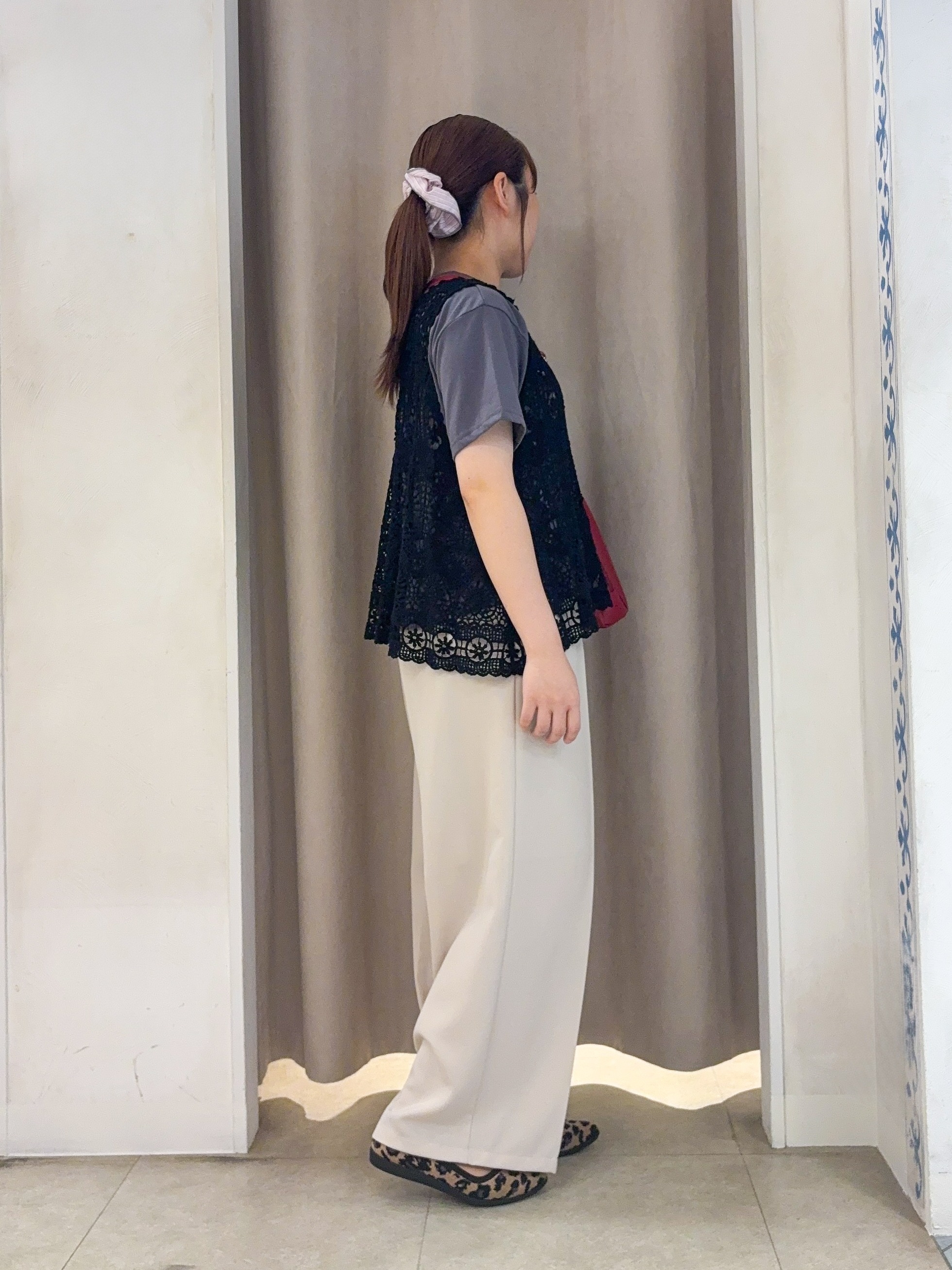 SO(R)Aさんの「SHOO･LA･RUE｜【2点セット/体型カバー】瞬間レイヤードコーデが完成 クロシェ編みベスト+ロゴT」を使ったコーディネート
