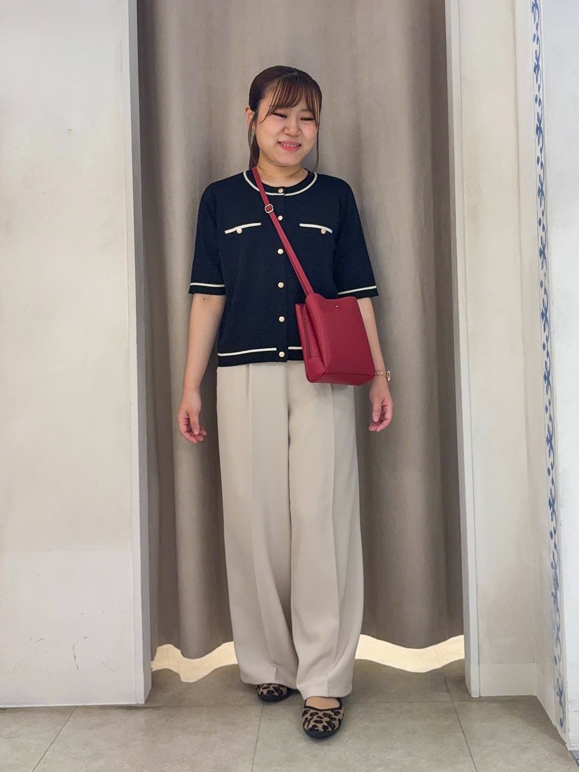 SO(R)Aさんの「SHOO･LA･RUE｜【2点セット/体型カバー】瞬間レイヤードコーデが完成 クロシェ編みベスト+ロゴT」を使ったコーディネート