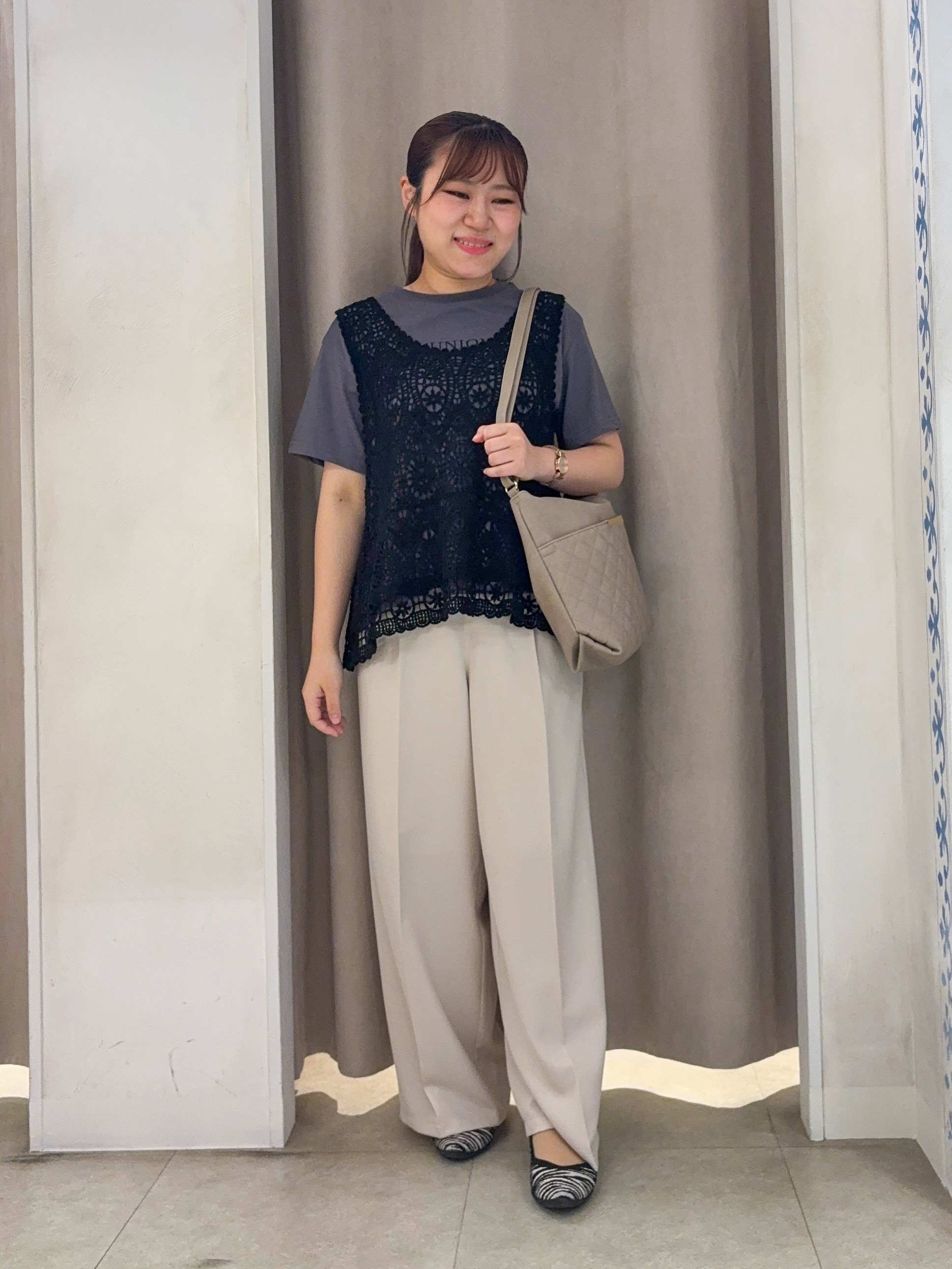 SO(R)Aさんの「SHOO･LA･RUE｜【2点セット/体型カバー】瞬間レイヤードコーデが完成 クロシェ編みベスト+ロゴT」を使ったコーディネート