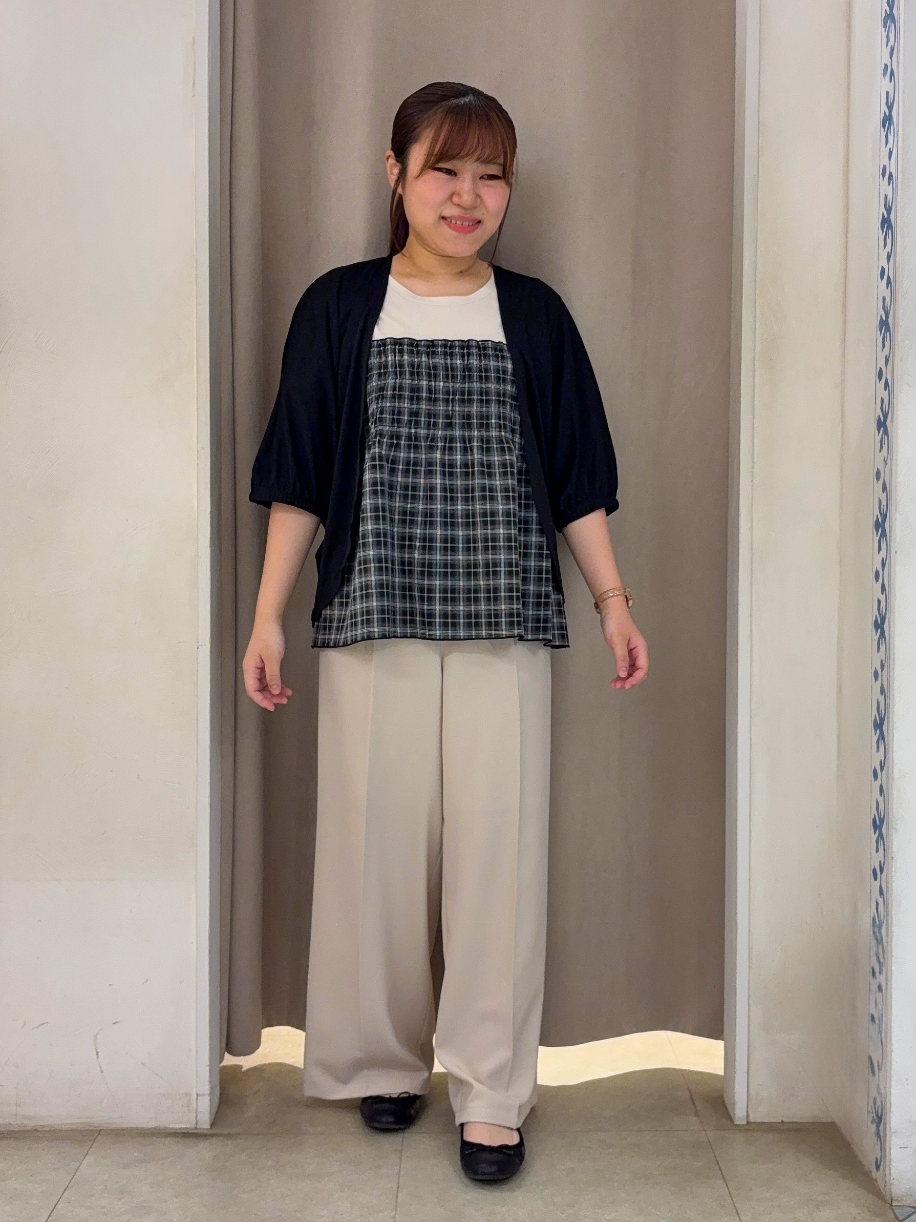 SO(R)Aさんの「SHOO･LA･RUE｜【2点セット/体型カバー】瞬間レイヤードコーデが完成 クロシェ編みベスト+ロゴT」を使ったコーディネート