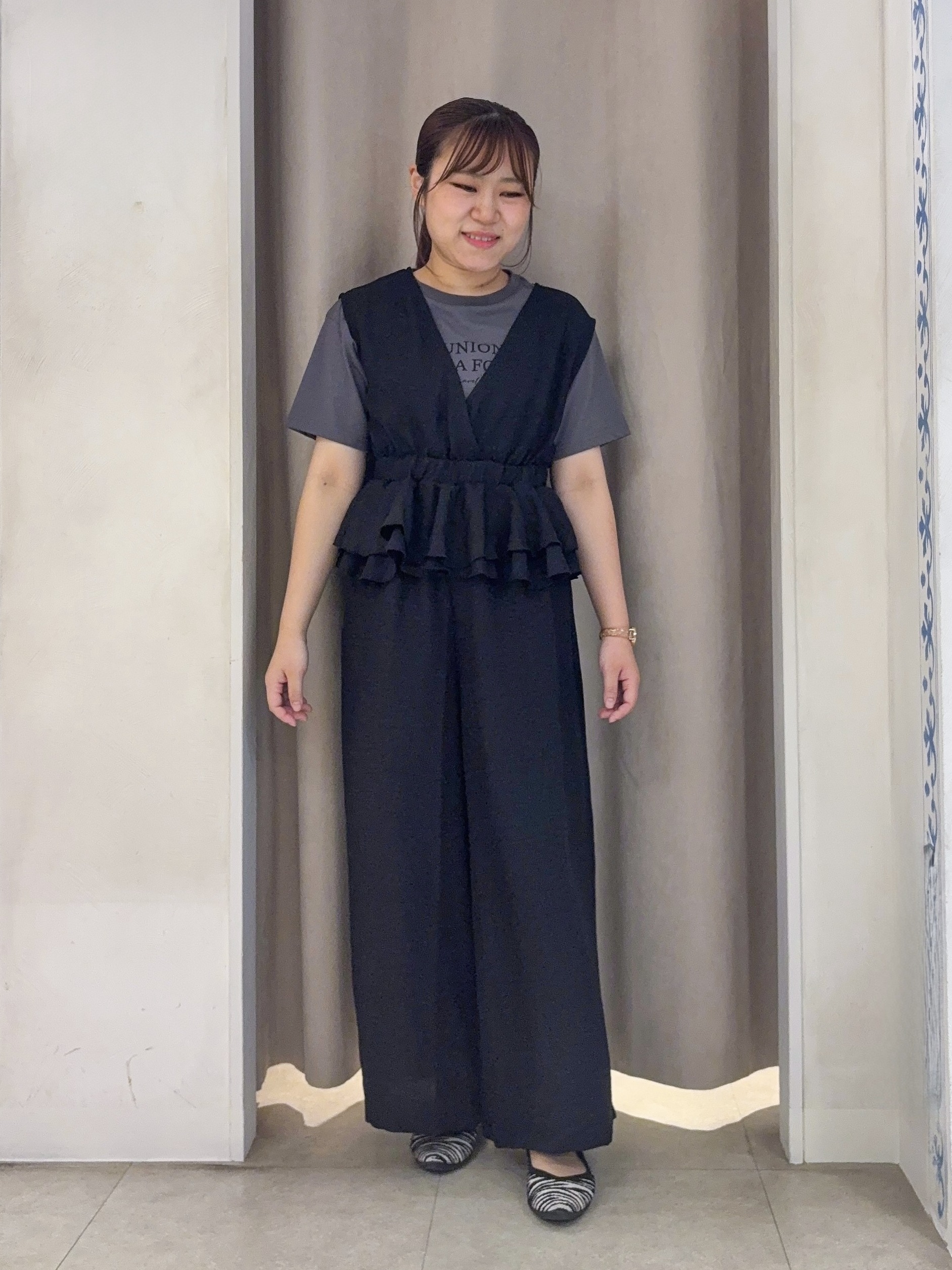 SO(R)Aさんの「SHOO･LA･RUE｜【2点セット/体型カバー】瞬間レイヤードコーデが完成 クロシェ編みベスト+ロゴT」を使ったコーディネート