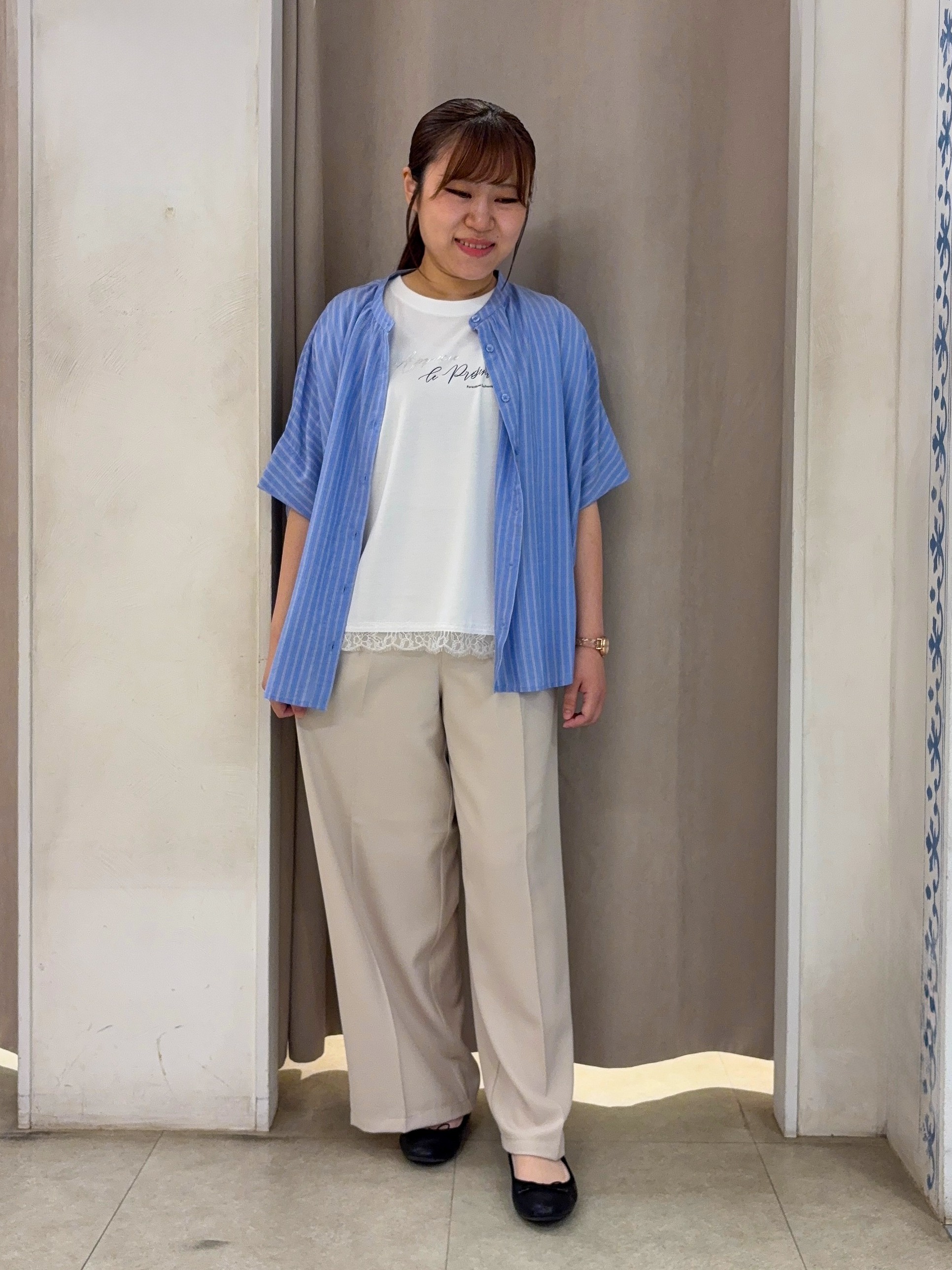 SO(R)Aさんの「SHOO･LA･RUE｜【2点セット/体型カバー】瞬間レイヤードコーデが完成 クロシェ編みベスト+ロゴT」を使ったコーディネート