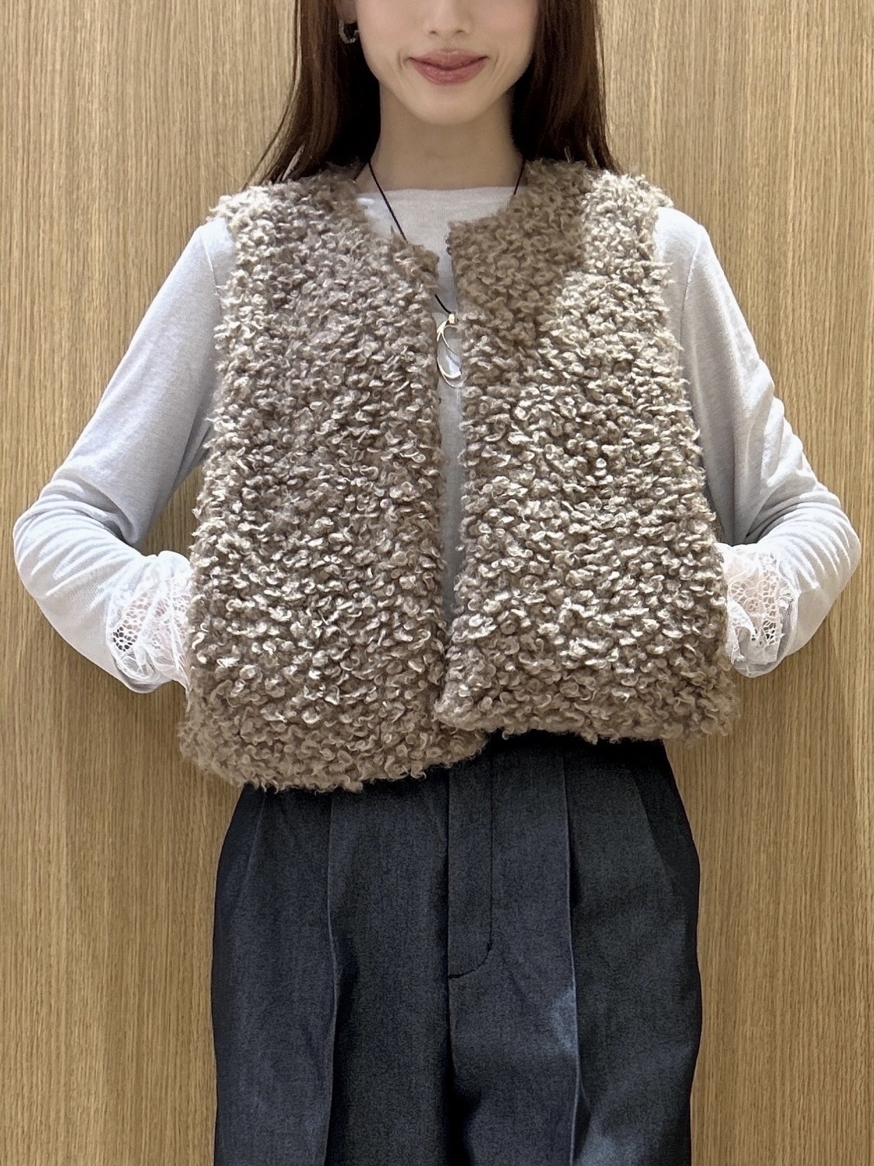 maiさんの「OPAQUE.CLIP｜カーリーフェイクファーベスト【洗濯機OK】」を使ったコーディネート