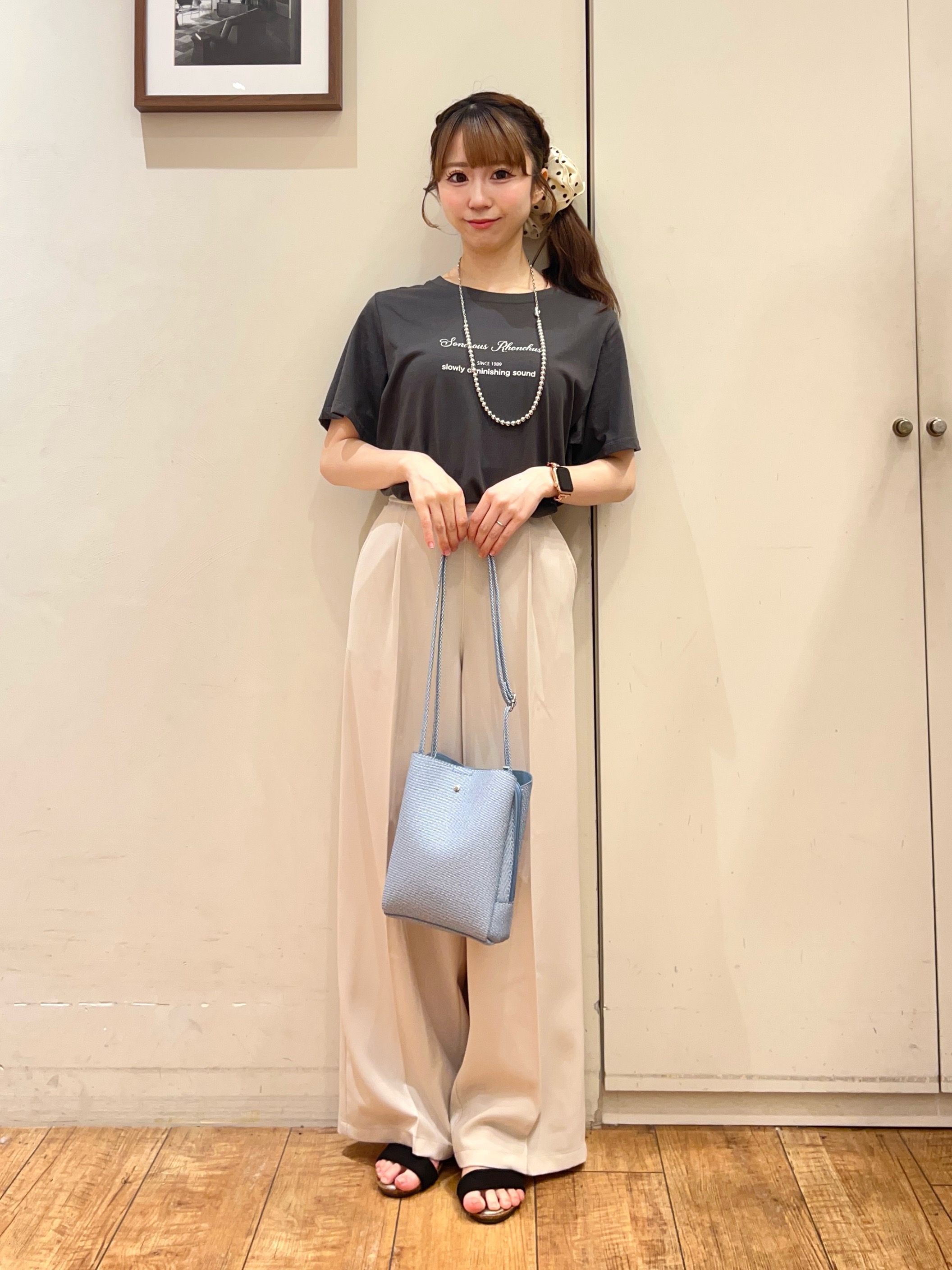 AIRIさんの「SHOO･LA･RUE｜【S-LL/洗濯機可】大人のベーシックカラープリントTシャツ」を使ったコーディネート