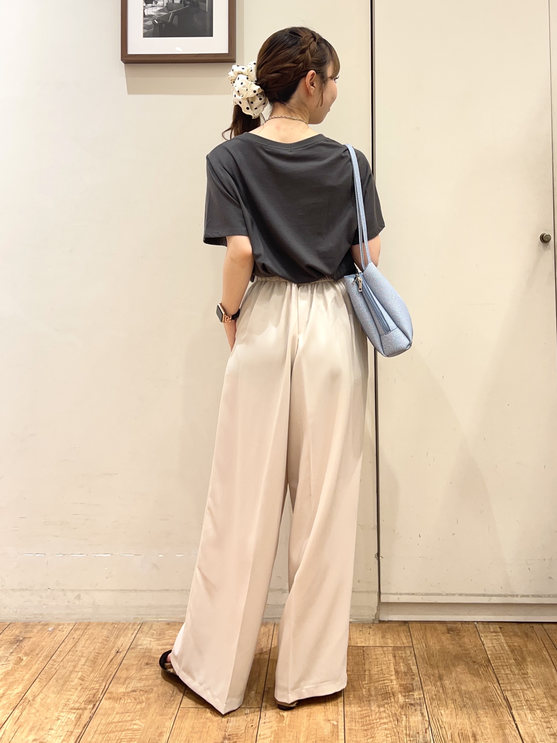 AIRIさんの「SHOO･LA･RUE｜【S-LL/洗濯機可】大人のベーシックカラープリントTシャツ」を使ったコーディネート