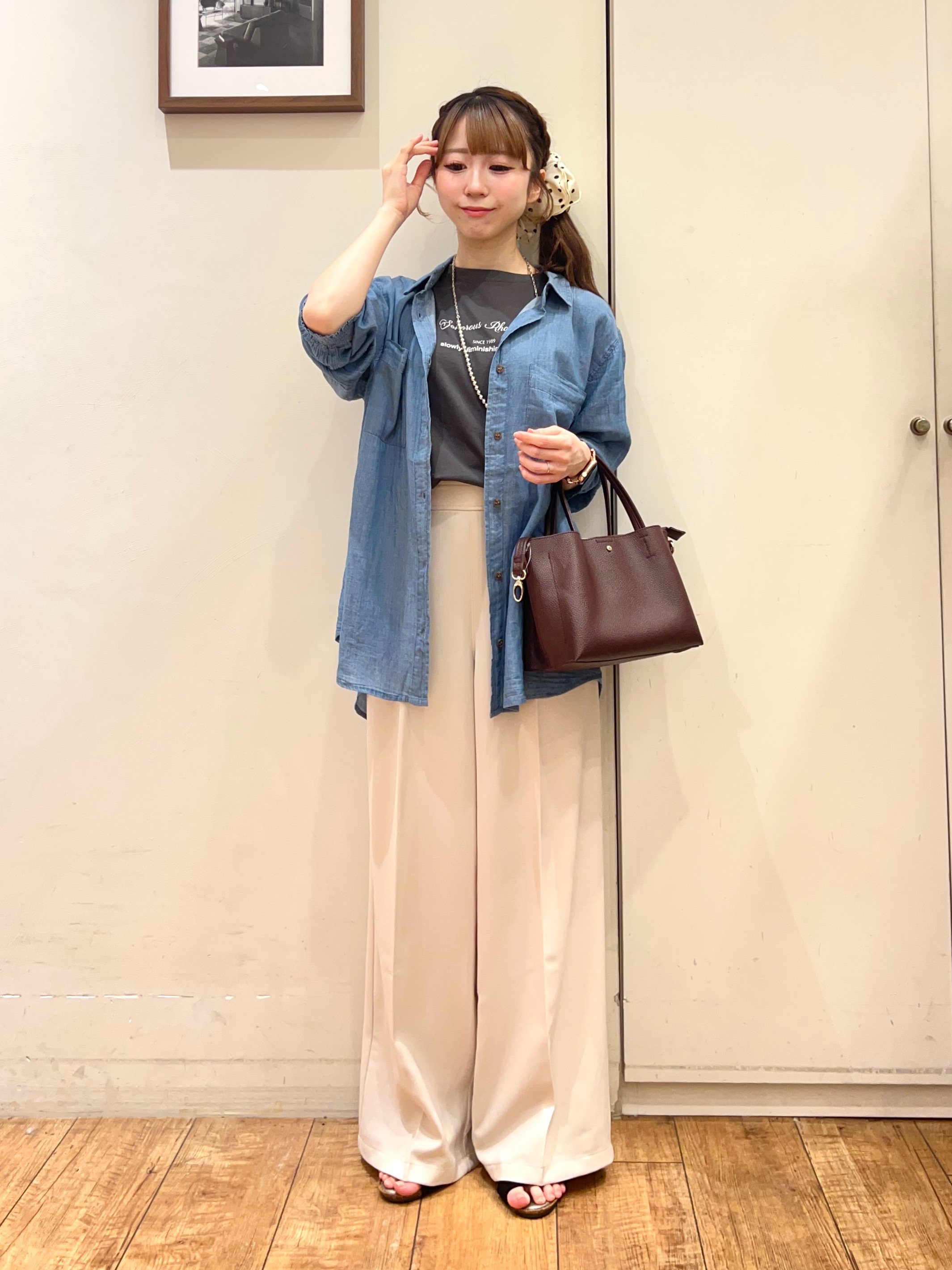 AIRIさんの「SHOO･LA･RUE｜【綿100%/UV/S-LL/体型カバー】ヒップが隠せる 柔らかシアーデニムシャツ」を使ったコーディネート