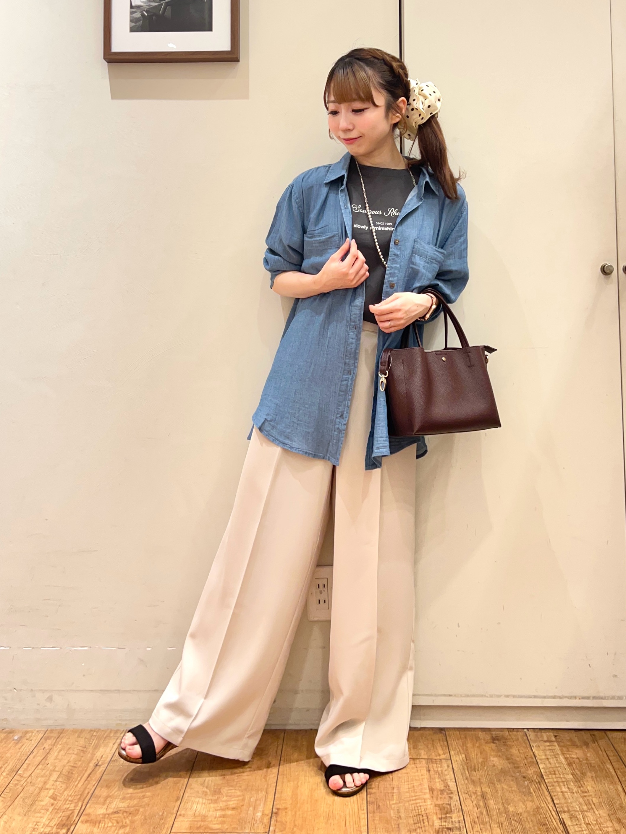 AIRIさんの「SHOO･LA･RUE｜【綿100%/UV/S-LL/体型カバー】ヒップが隠せる 柔らかシアーデニムシャツ」を使ったコーディネート