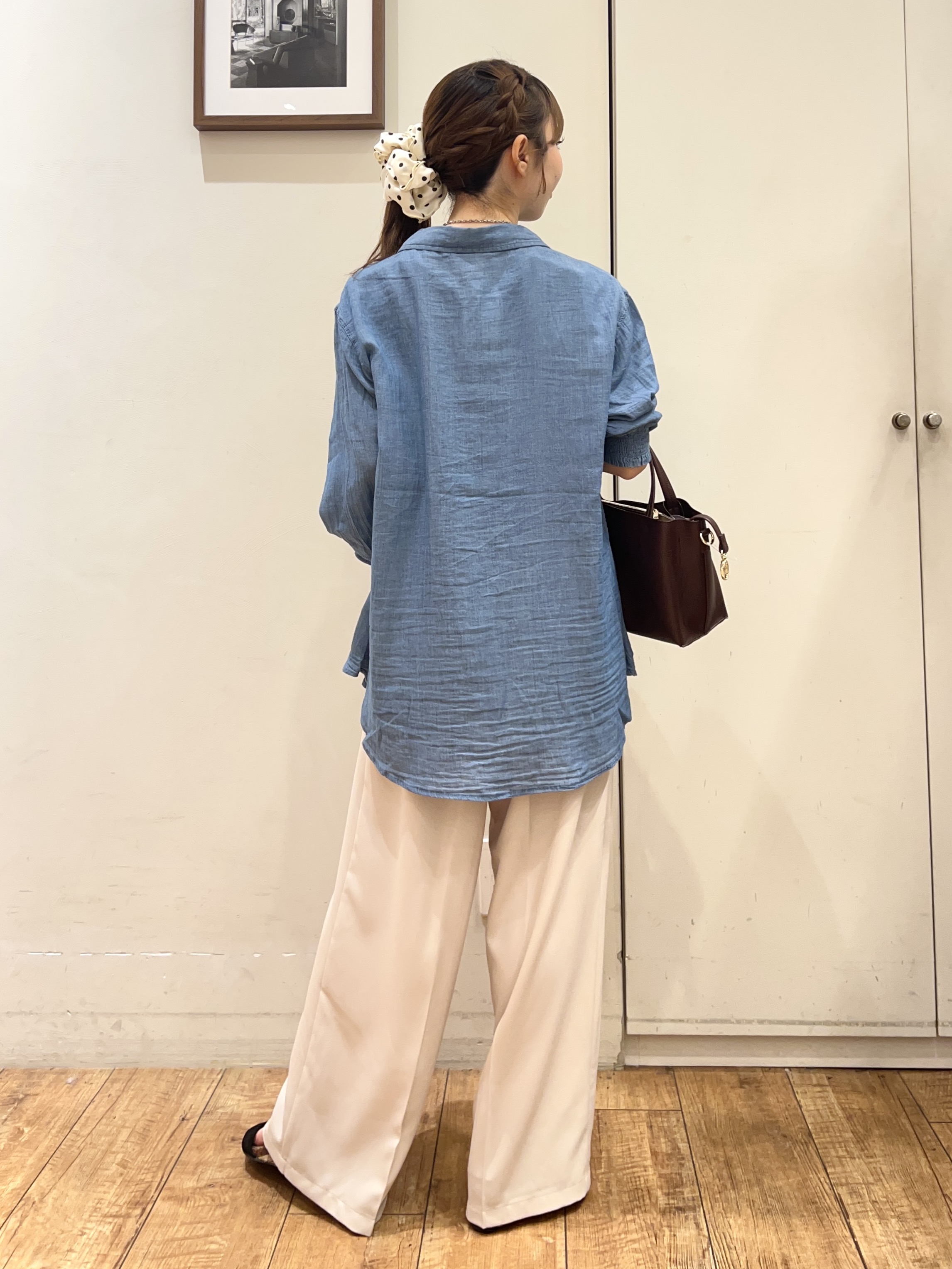AIRIさんの「SHOO･LA･RUE｜【綿100%/UV/S-LL/体型カバー】ヒップが隠せる 柔らかシアーデニムシャツ」を使ったコーディネート