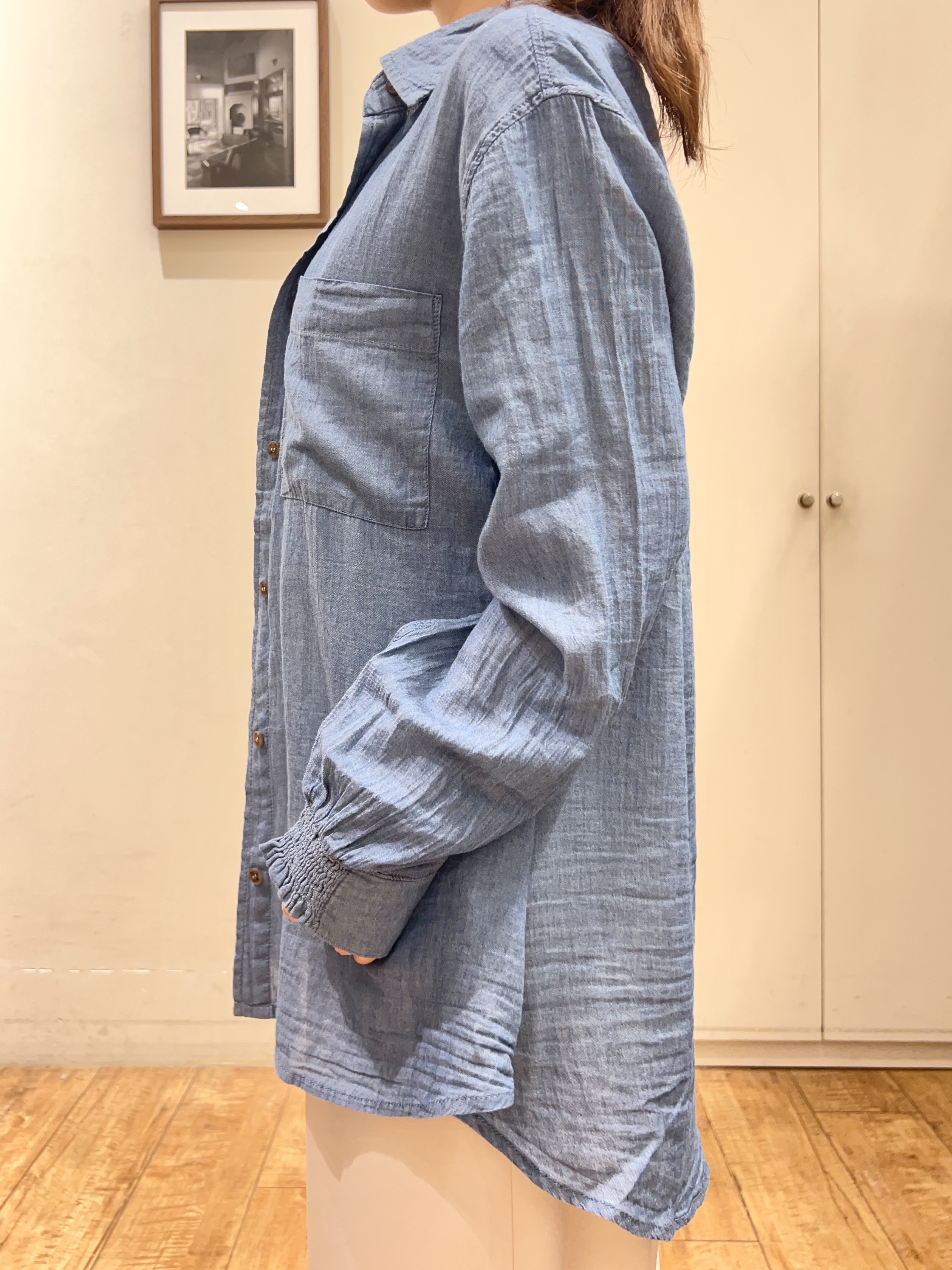 AIRIさんの「SHOO･LA･RUE｜【綿100%/UV/S-LL/体型カバー】ヒップが隠せる 柔らかシアーデニムシャツ」を使ったコーディネート