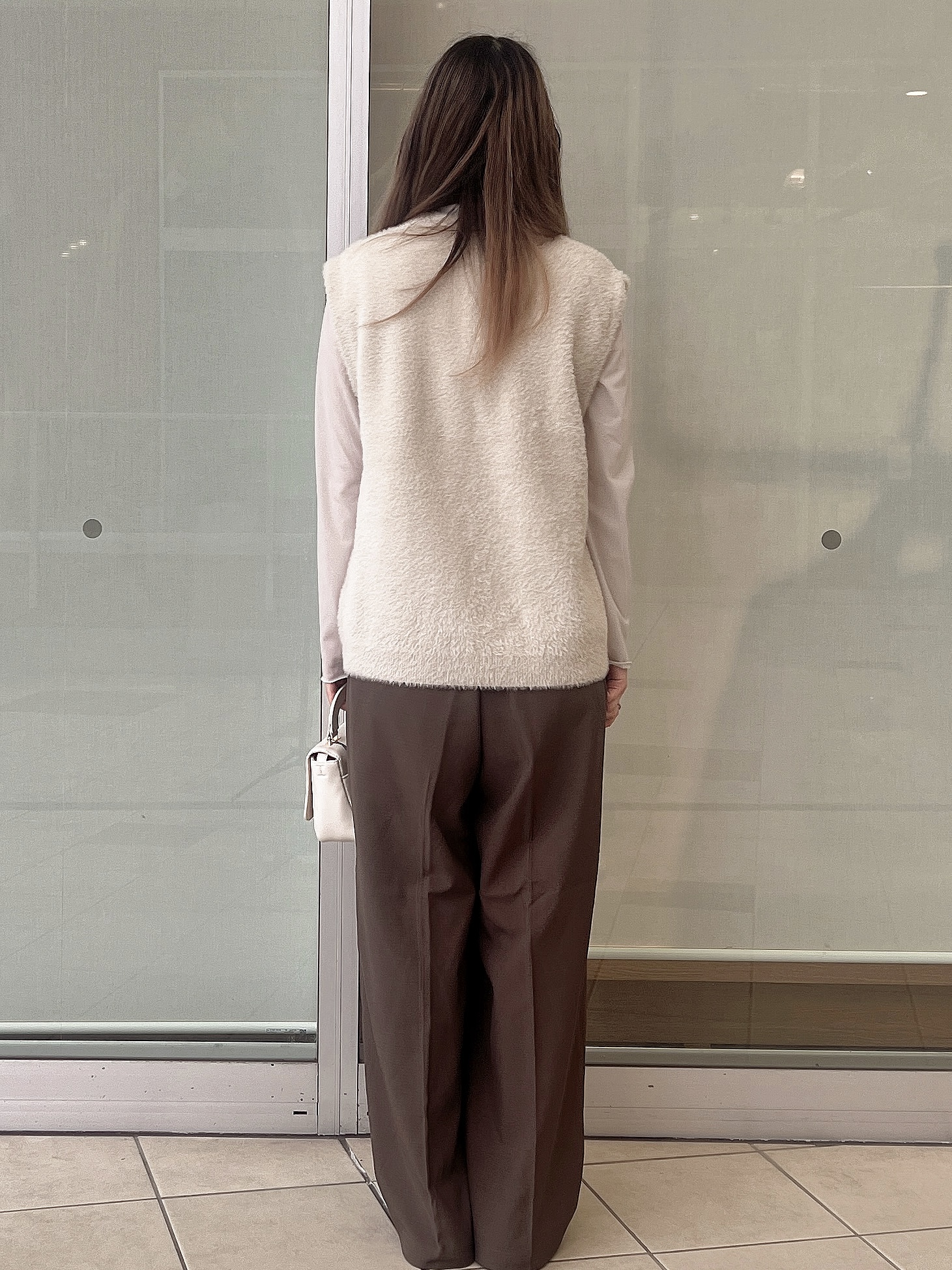 eriさんの「OPAQUE.CLIP｜フェザーヤーンニットベスト【洗濯機OK】」を使ったコーディネート