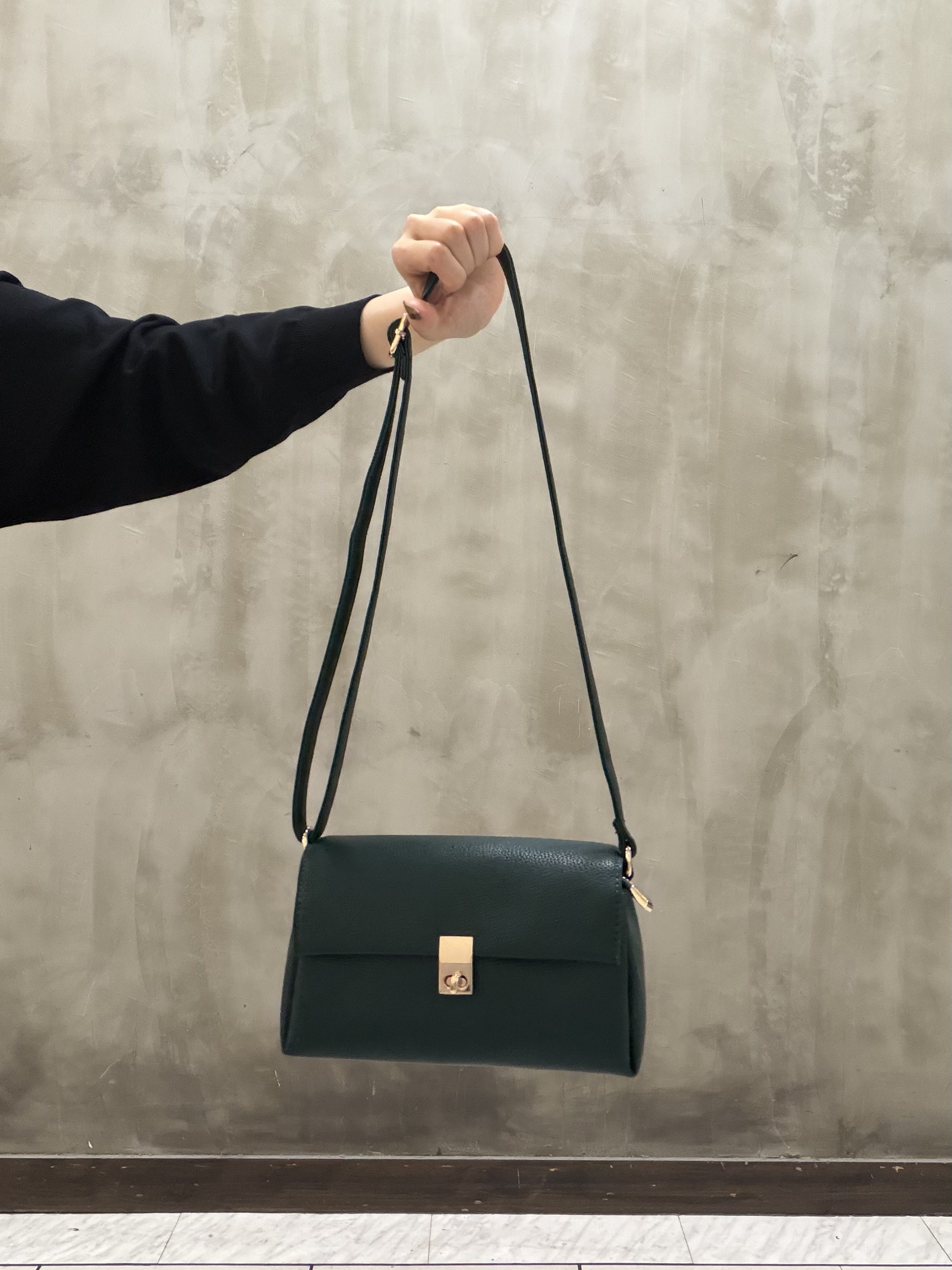 maiさんの「grove｜【前後2WAY】さりげなく、上品にきらめく ニットカーディガン」を使ったコーディネート
