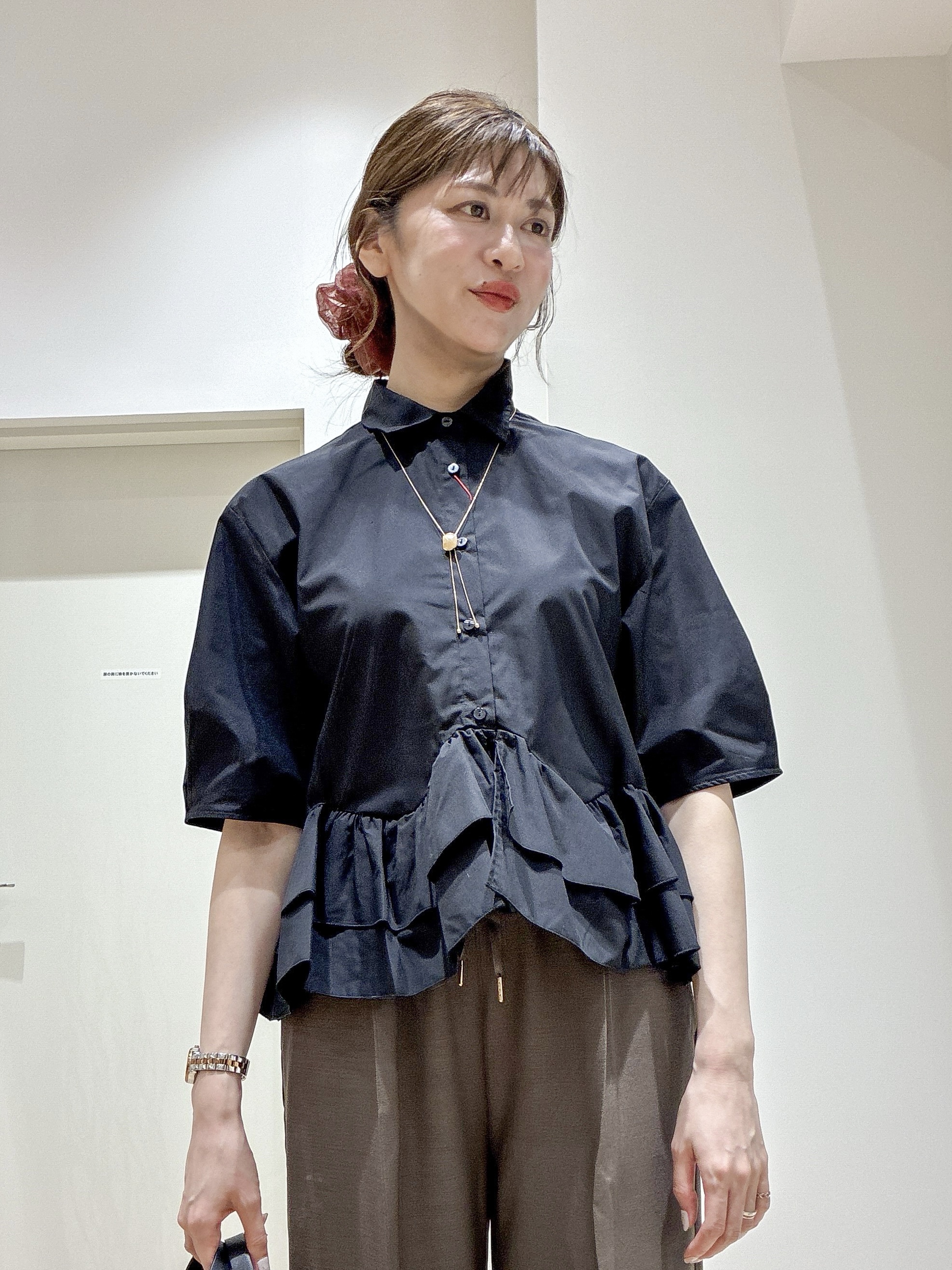 もんちゃんさんの「OPAQUE.CLIP｜裾ラッフルデザインブラウス【洗濯機OK】」を使ったコーディネート