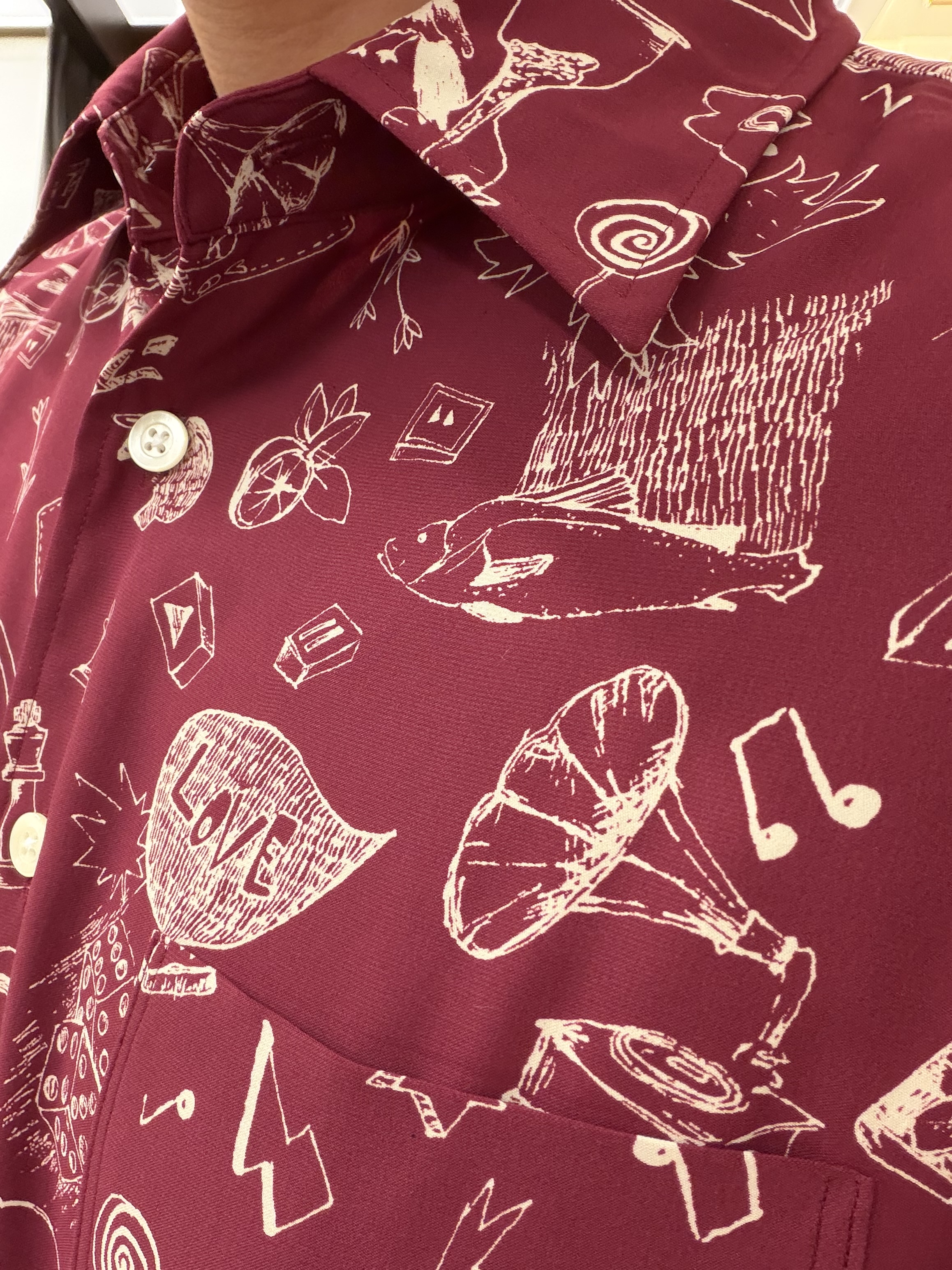 中村さんの「TAKEO KIKUCHI｜【BOWLER HAT LABEL】日本製PLAYプリントシャツ」を使ったコーディネート