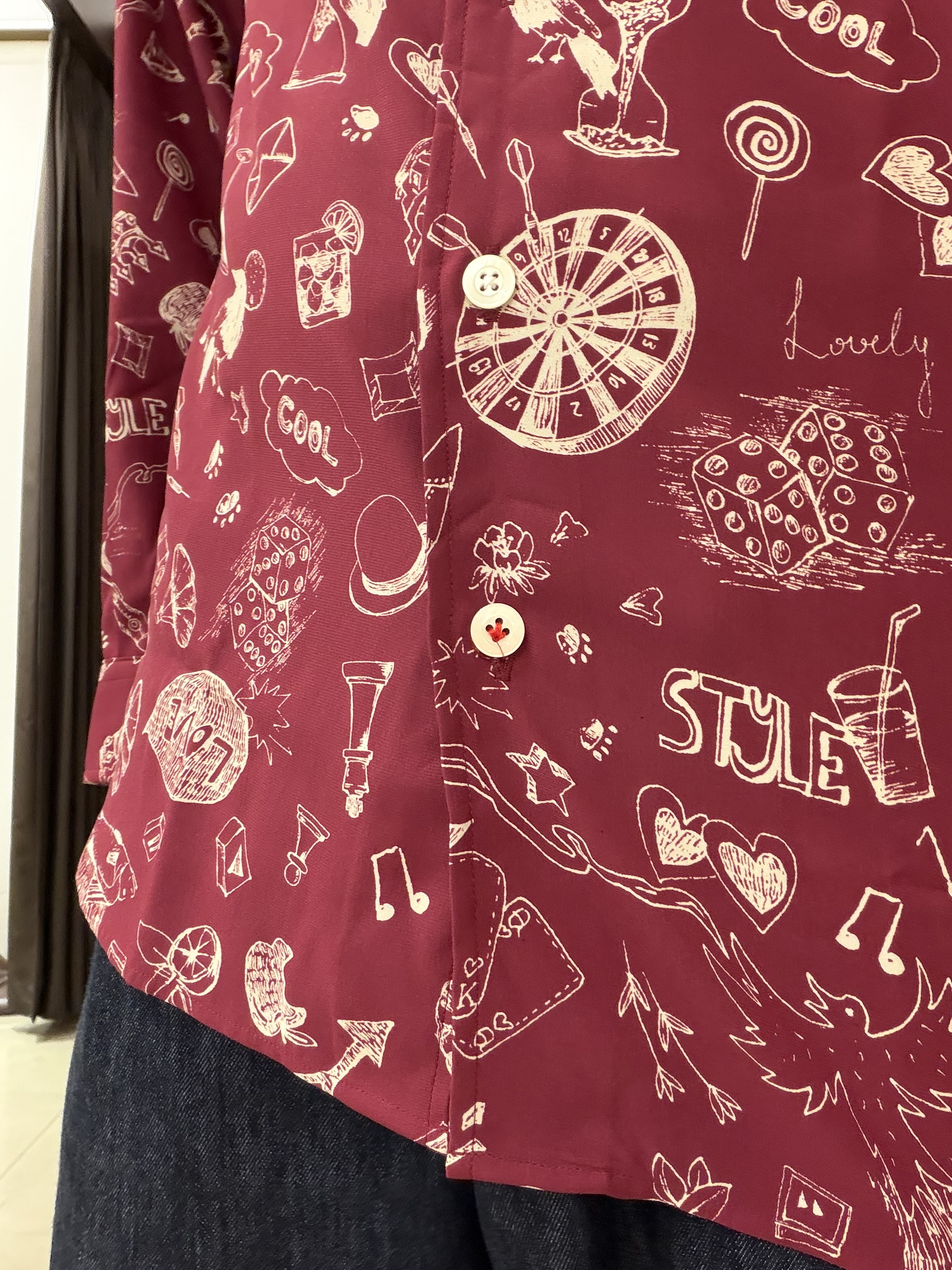 中村さんの「TAKEO KIKUCHI｜【BOWLER HAT LABEL】日本製PLAYプリントシャツ」を使ったコーディネート